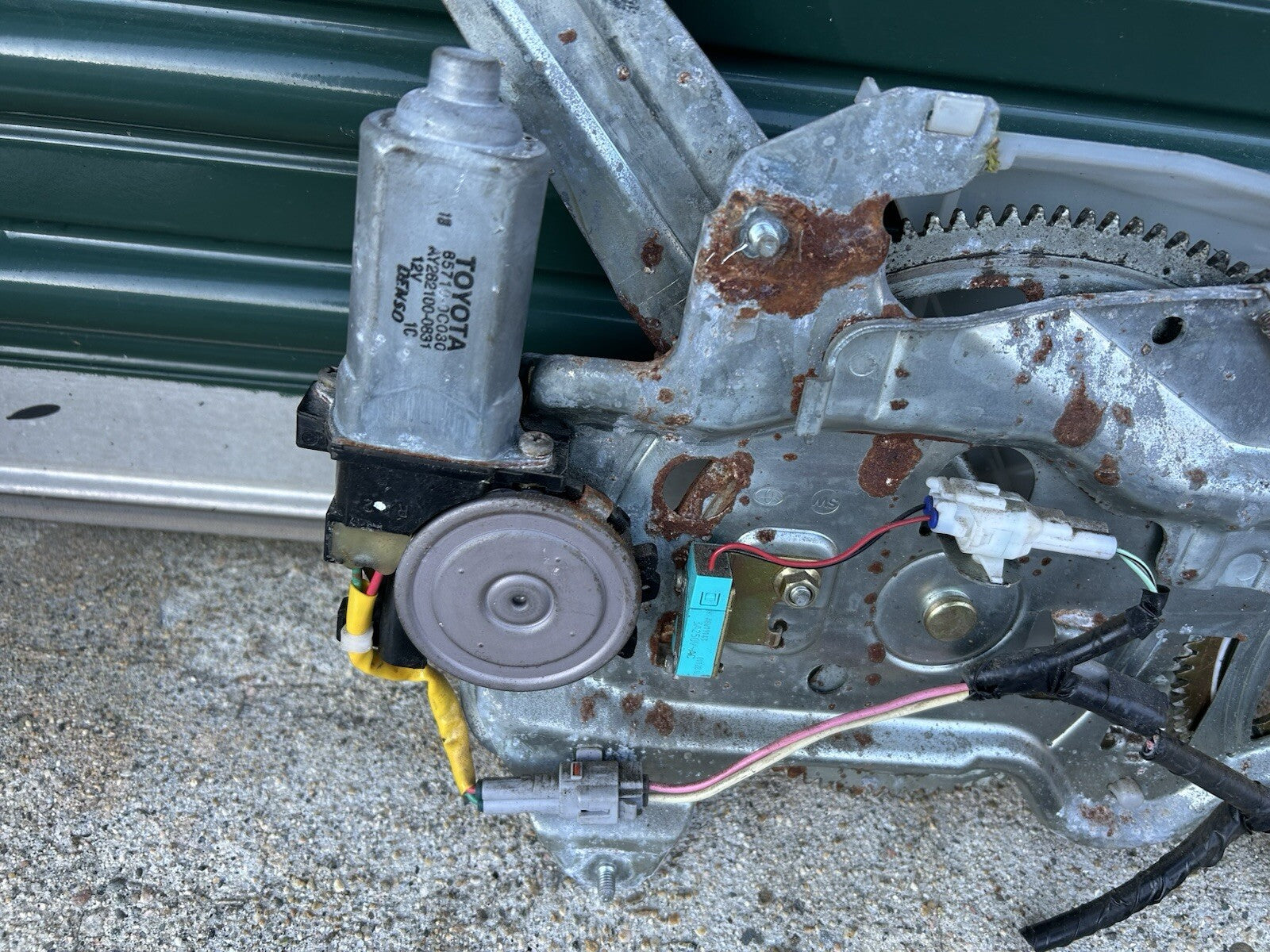 2001-07 TOYOTA SEQUOIA REAR BACK HATCH LIFTGATE WINDOW REGULATOR MOTOR OEM