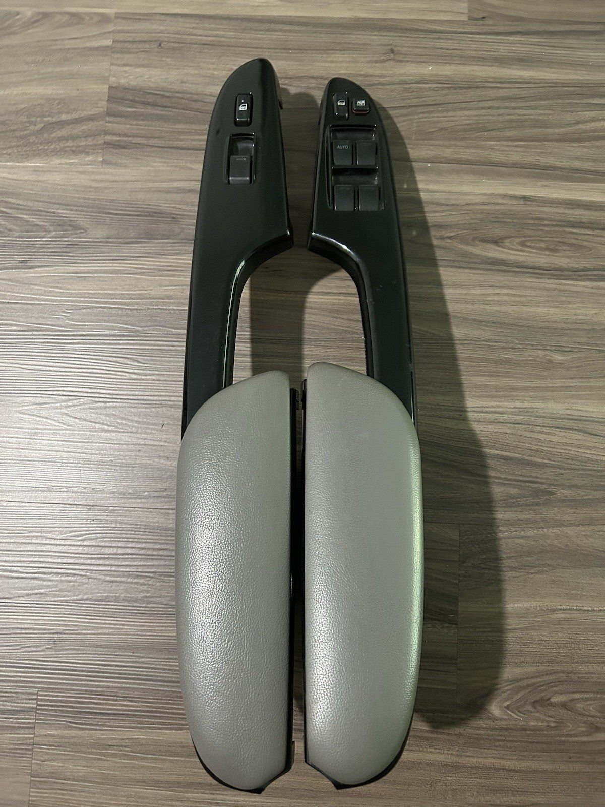 04-10  Toyota Sienna Driver Passenger Master Power Window Switch  Armrest Set