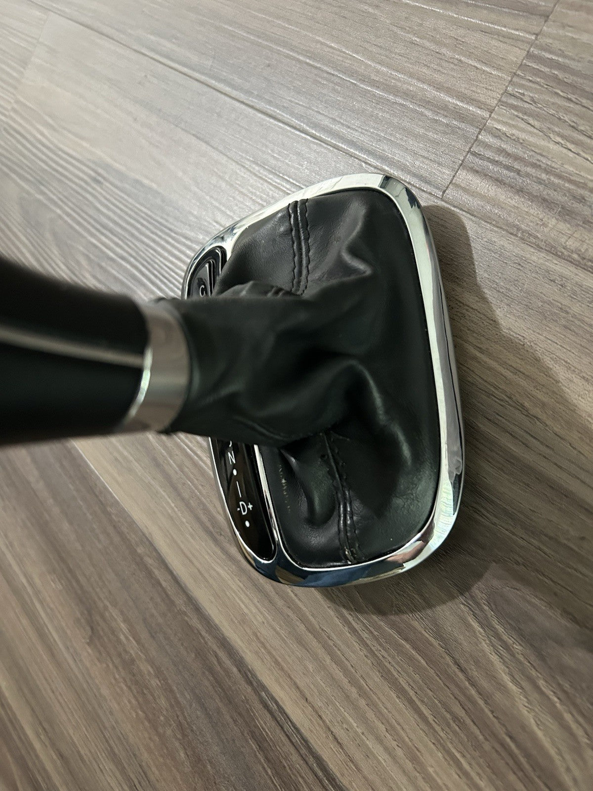 01-09 Mercedes W203 W209 C  CLK550 Gear Shifter Knob Boot Key Less Go OEM