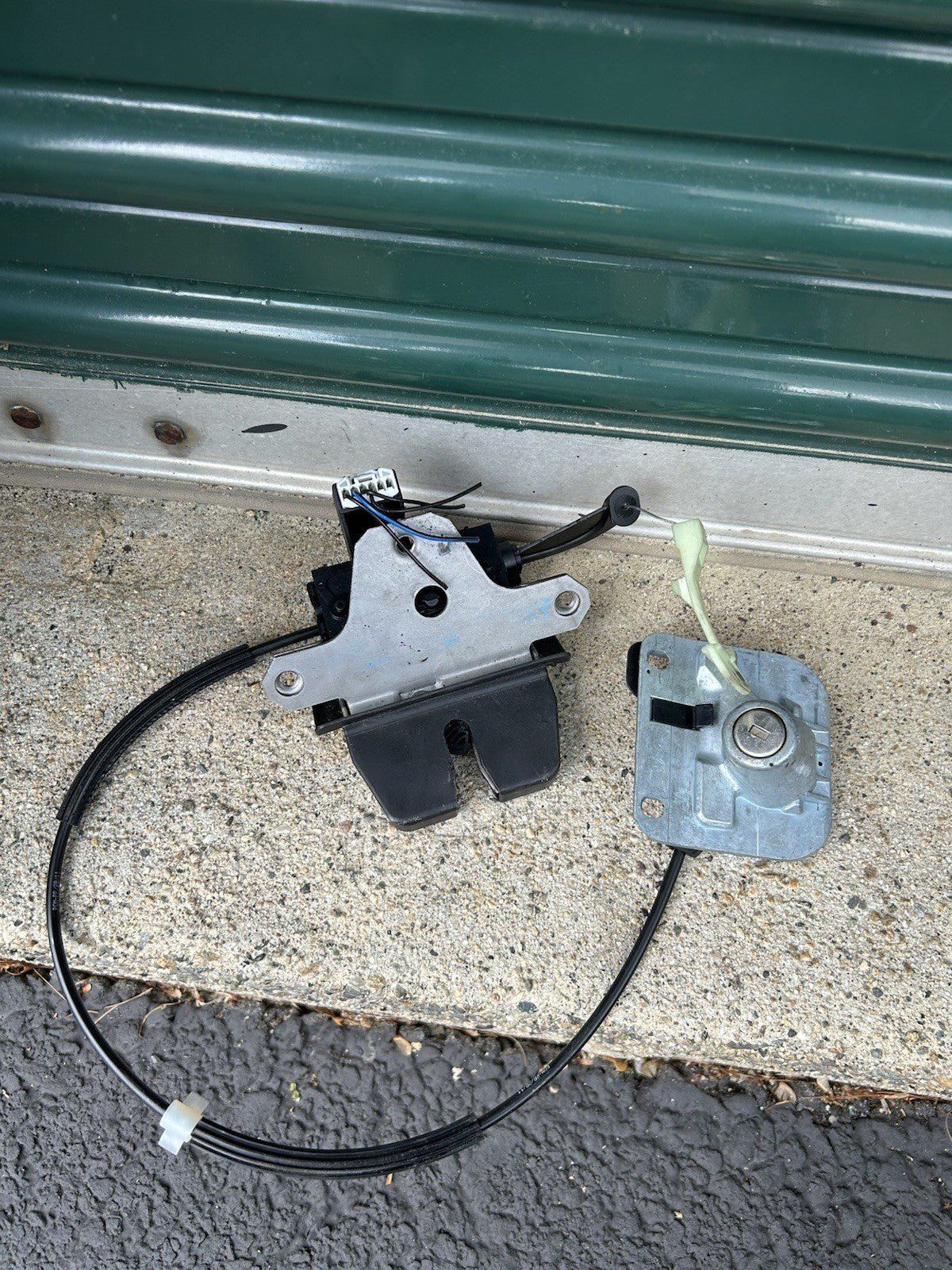 07 - 16 VOLVO S80 REAR TRUNK LOCK RELEASE LATCH ACTUATOR