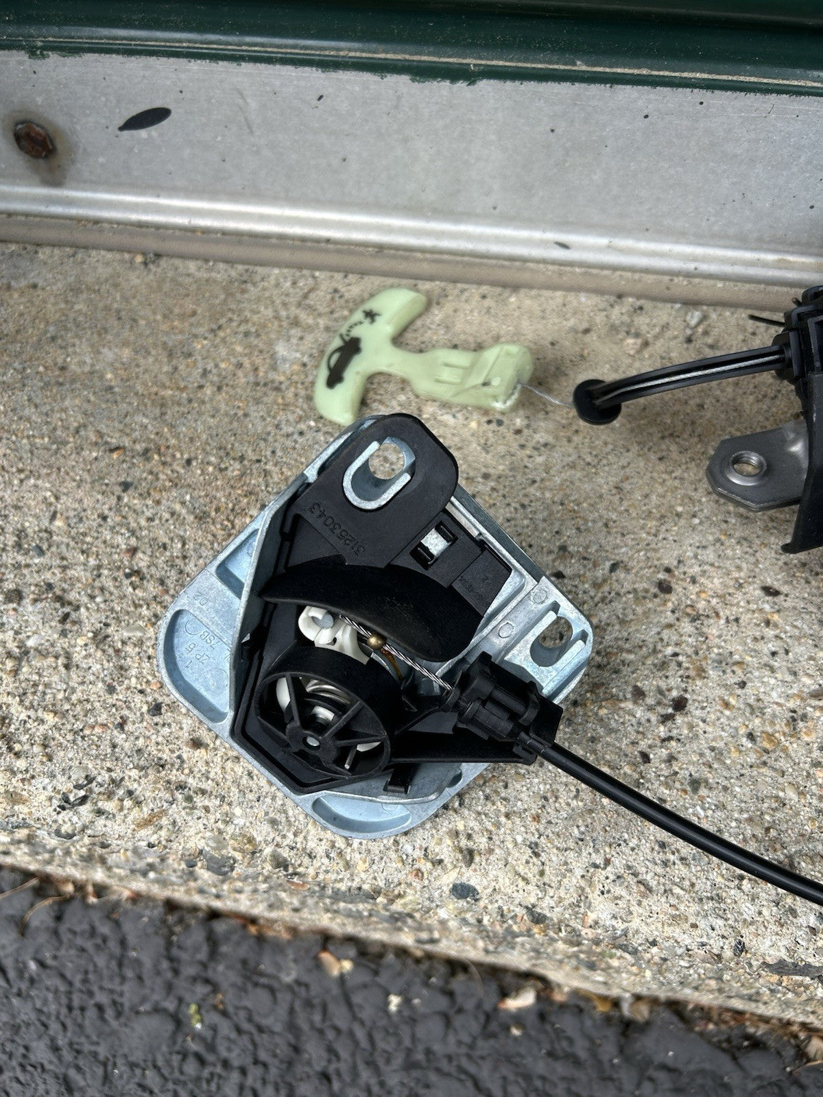 07 - 16 VOLVO S80 REAR TRUNK LOCK RELEASE LATCH ACTUATOR