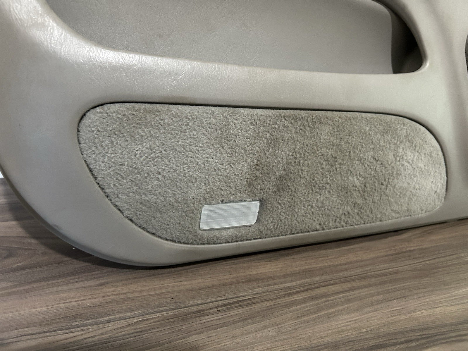 01-04 SEQUOIA LIMITED Front DRIVER LEFT INTERIOR DOOR TRIM PANEL Gray