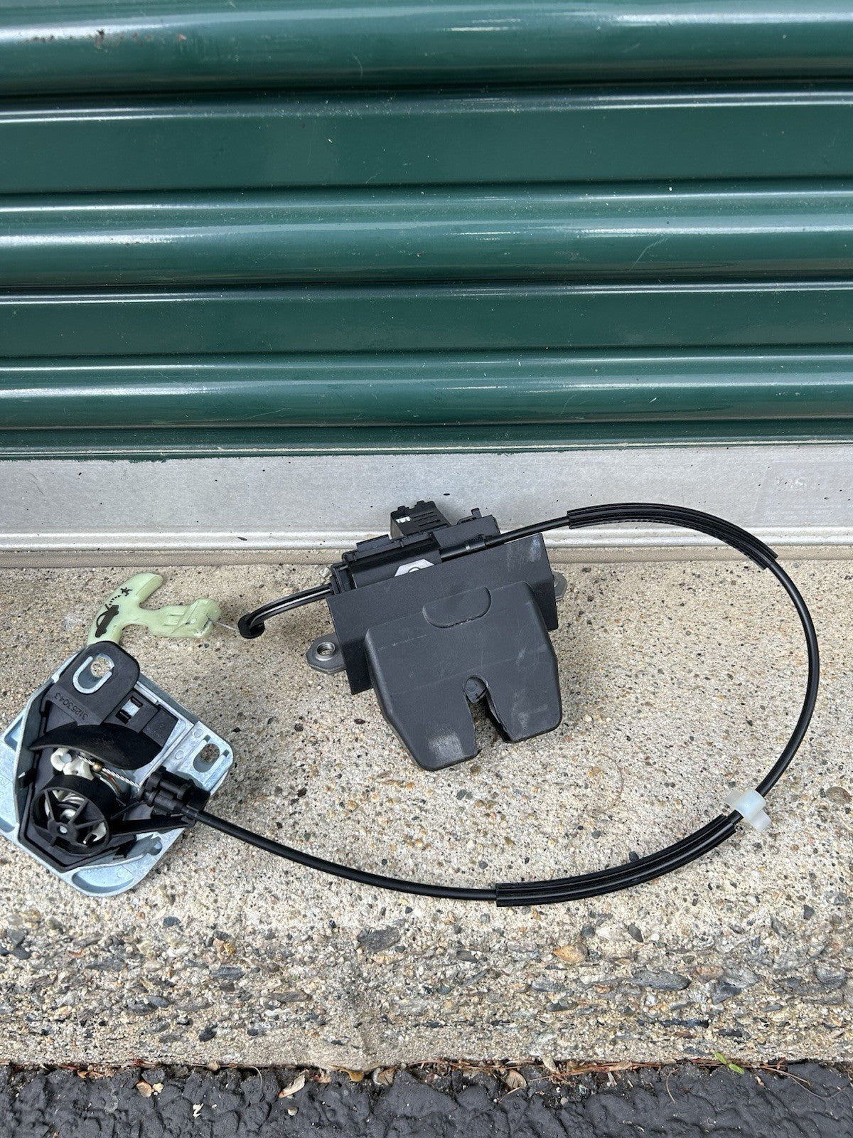 07 - 16 VOLVO S80 REAR TRUNK LOCK RELEASE LATCH ACTUATOR