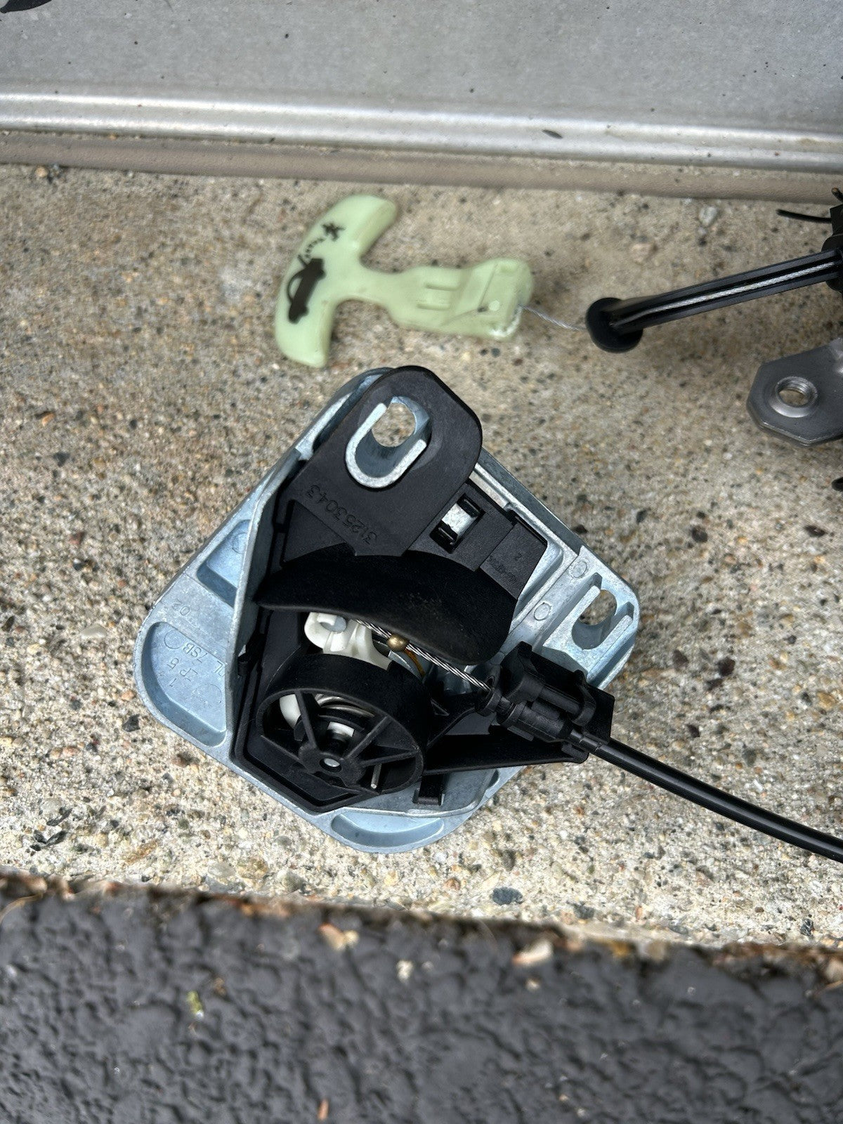 07 - 16 VOLVO S80 REAR TRUNK LOCK RELEASE LATCH ACTUATOR