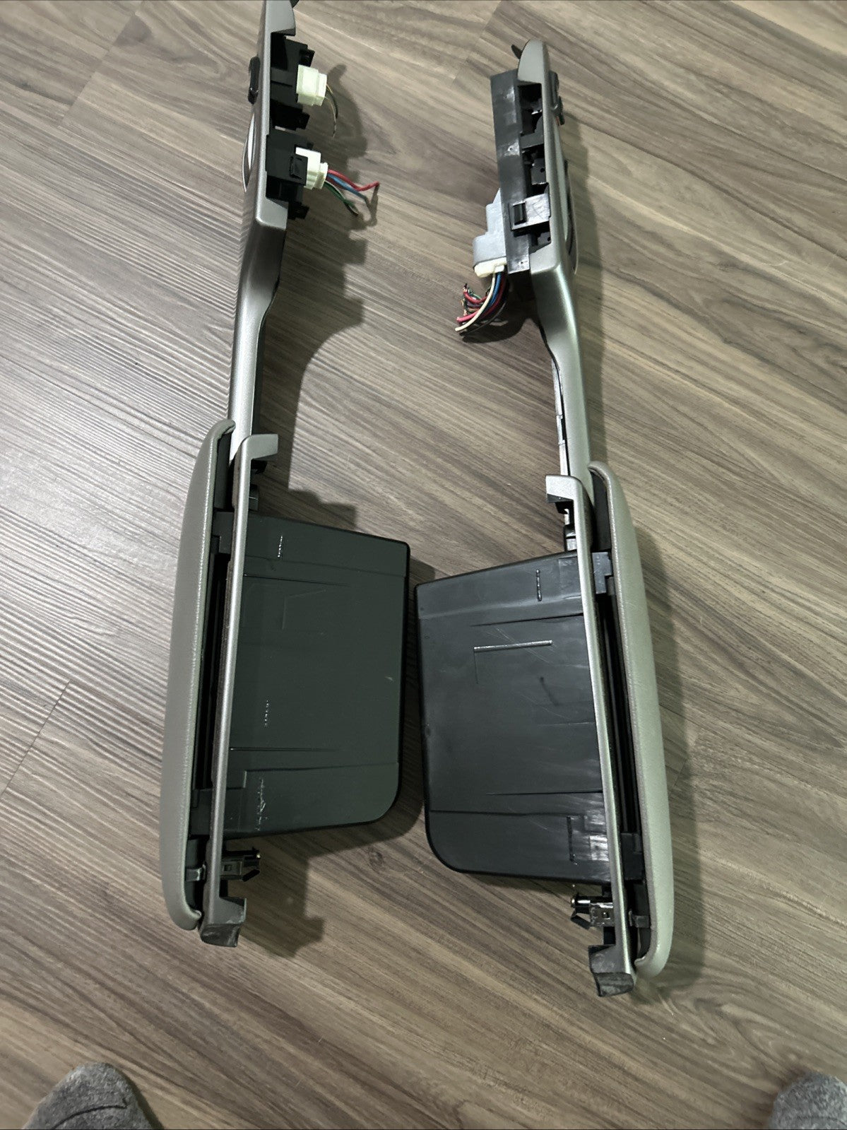 04-10  Toyota Sienna Driver Passenger Master Power Window Switch  Armrest Set