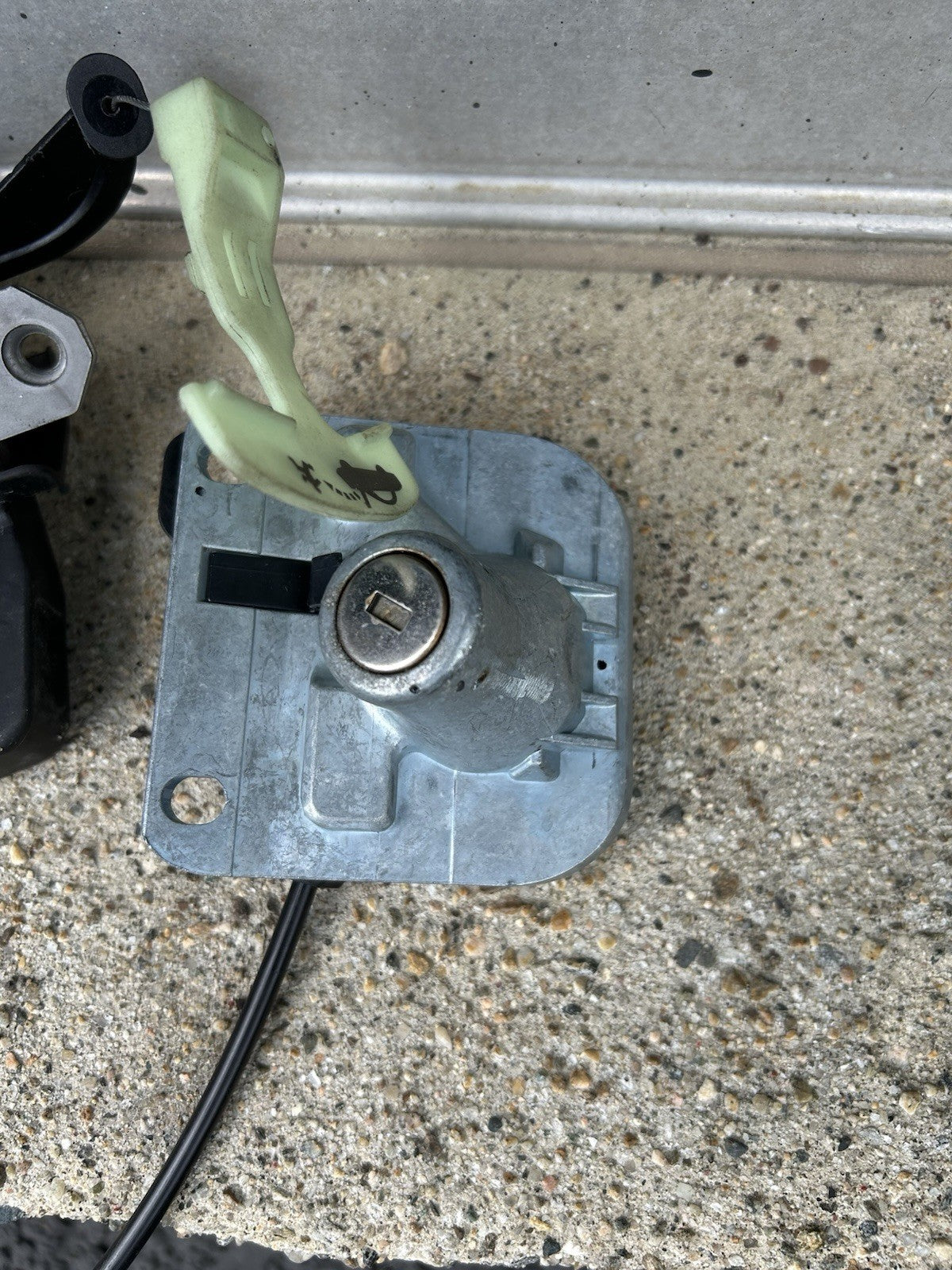 07 - 16 VOLVO S80 REAR TRUNK LOCK RELEASE LATCH ACTUATOR