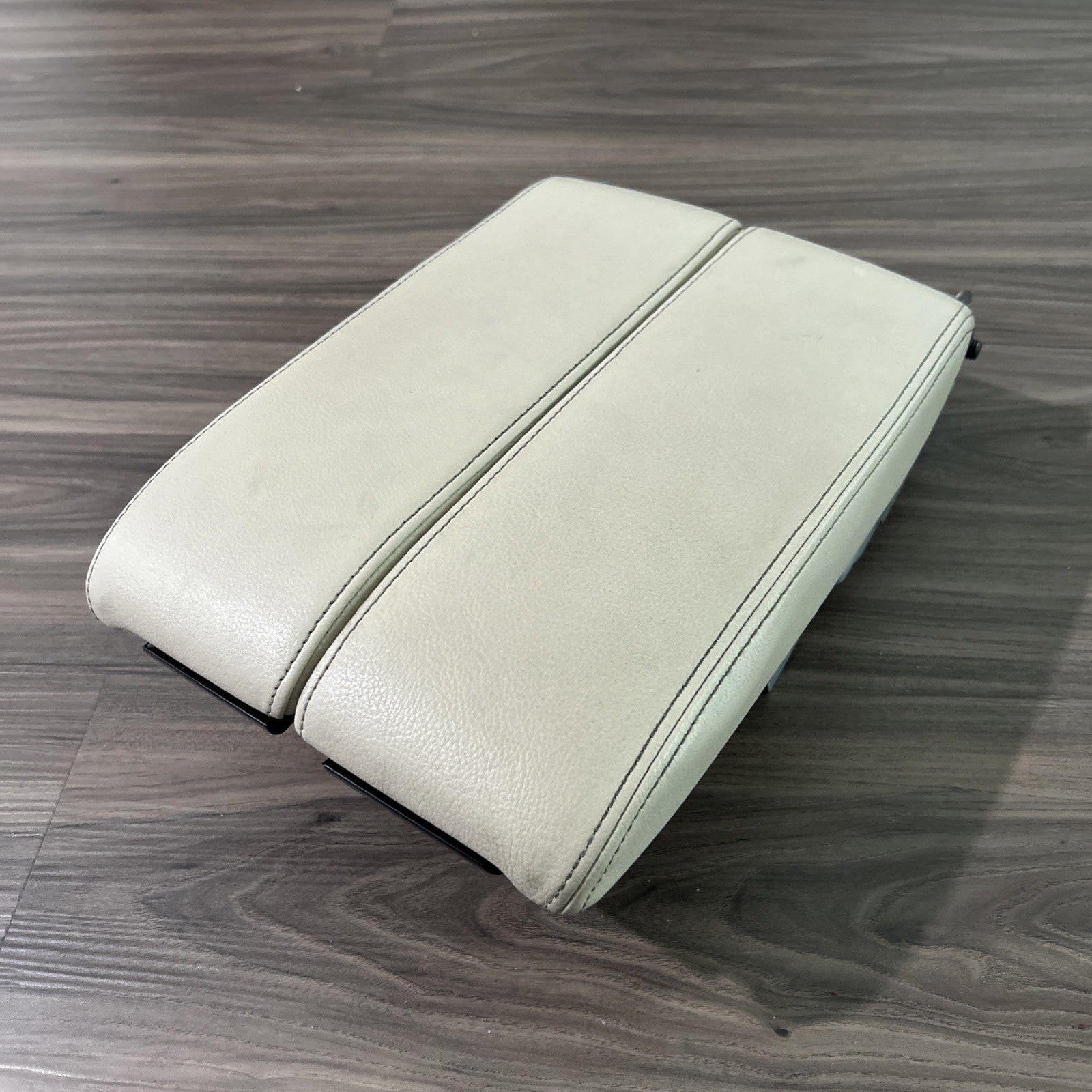 2011-2018 Volkswagen Touareg CENTER CONSOLE LID ARM REST DUAL MIDDLE OEM LEATHER