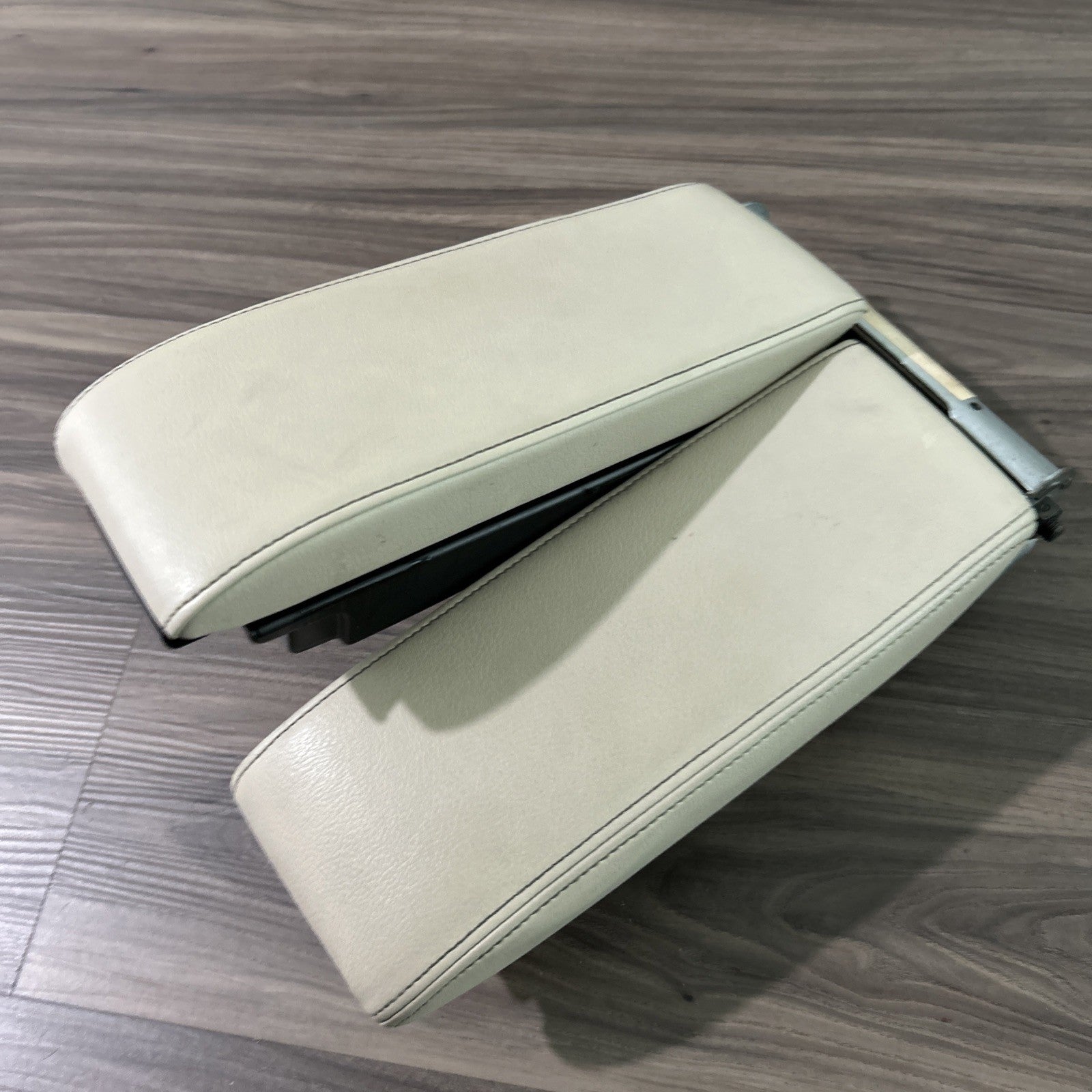 2011-2018 Volkswagen Touareg CENTER CONSOLE LID ARM REST DUAL MIDDLE OEM LEATHER