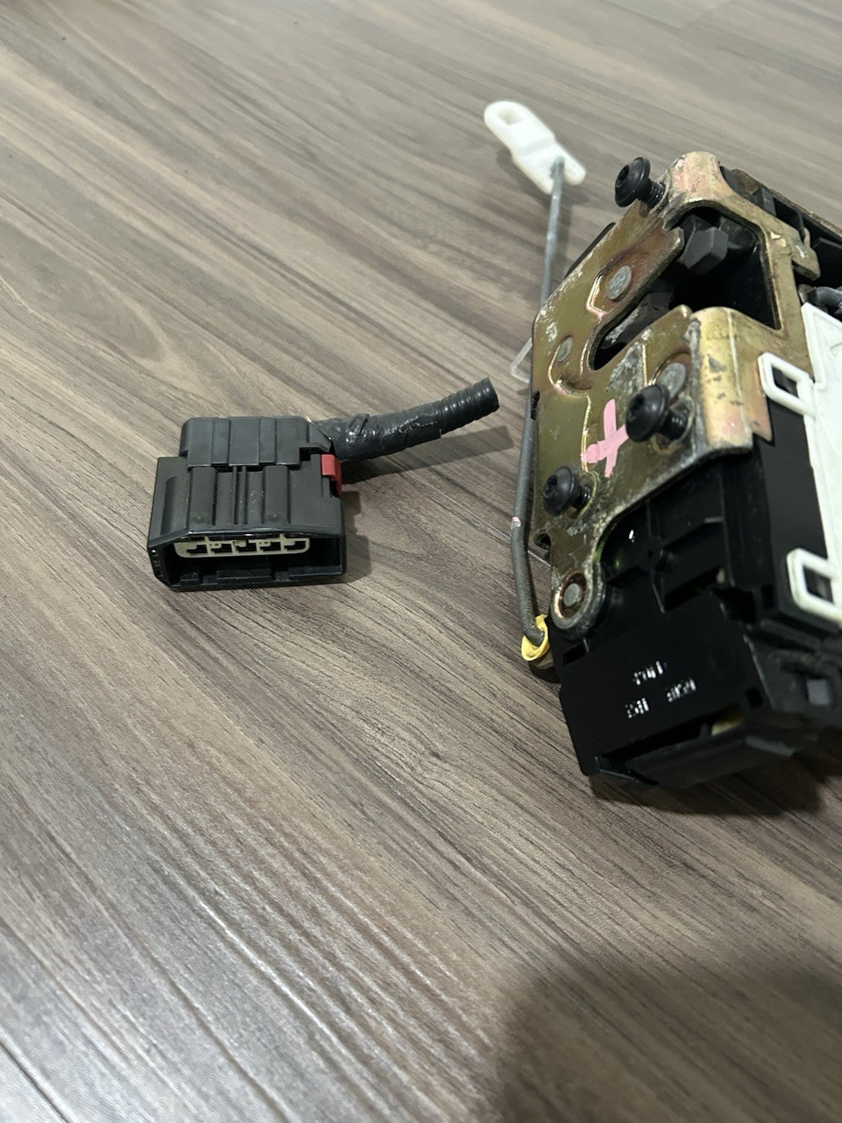 Left Driver Side Front Power Door Lock Latch Actuator for 03-06 Lincoln LS