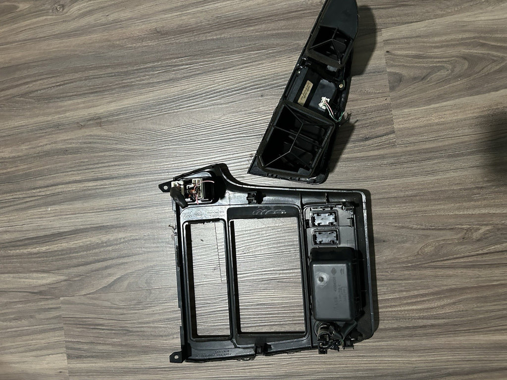 01-04 Nissan Pathfinder BLACK Center Dash Radio Bezel Trim Panel Vents Clock OEM