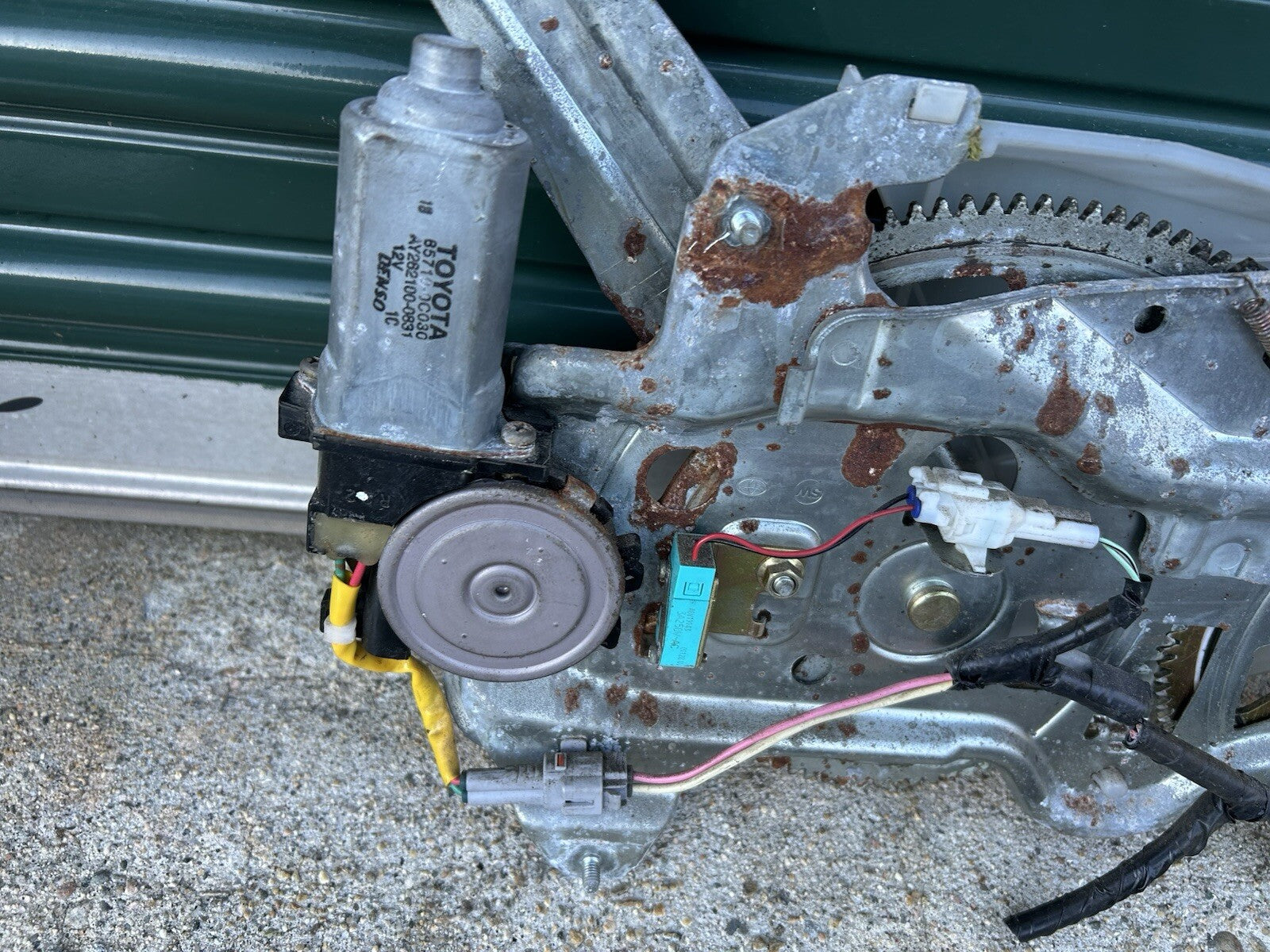 2001-07 TOYOTA SEQUOIA REAR BACK HATCH LIFTGATE WINDOW REGULATOR MOTOR OEM