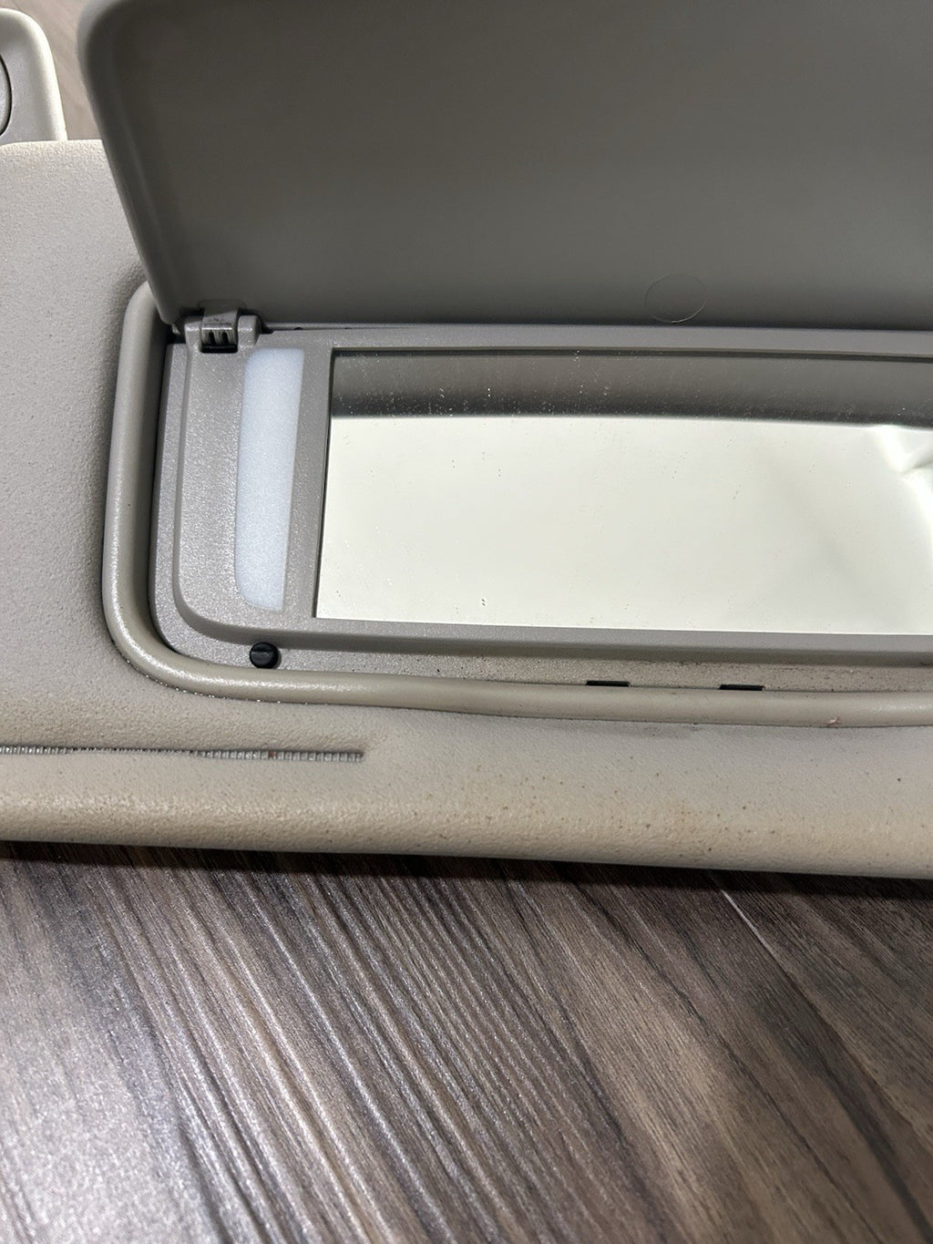 2009 Volvo C70 Left Driver Sunvisor with Homelink garage door opener Gray