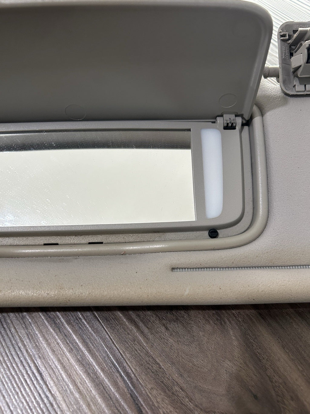 2009 Volvo C70 Left Driver Sunvisor with Homelink garage door opener Gray
