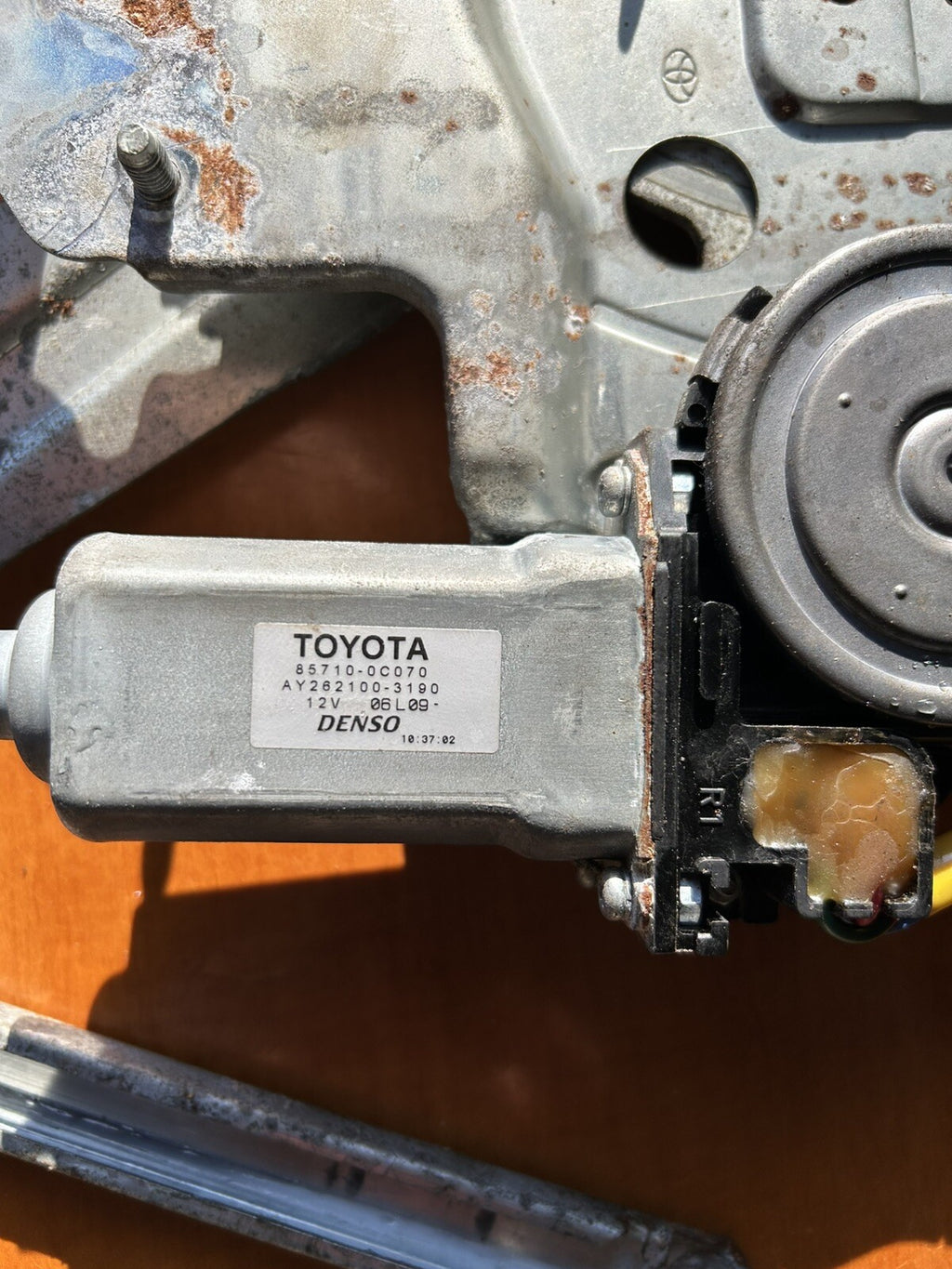 2001-2007 TOYOTA SEQUOIA REAR BACK HATCH LIFTGATE WINDOW REGULATOR MOTOR