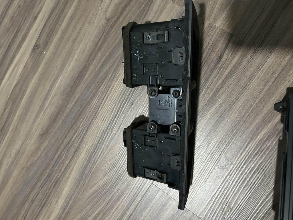 01-04 Nissan Pathfinder BLACK Center Dash Radio Bezel Trim Panel Vents Clock OEM