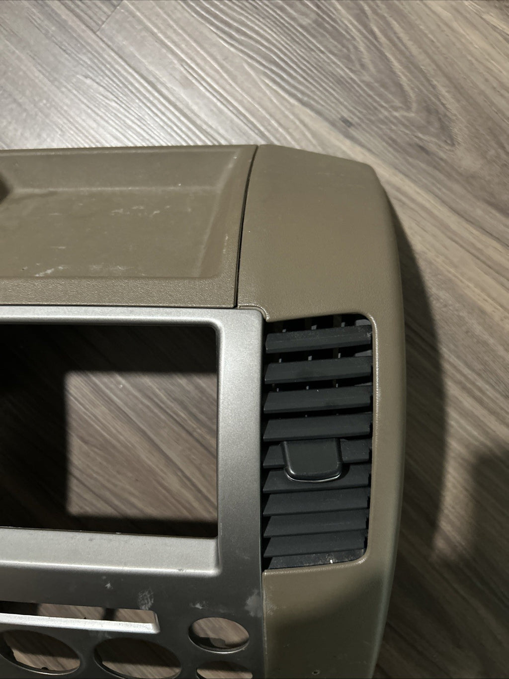 2005-2007 NISSAN PATHFINDER RADIO BEZEL DIGITAL TAN SILVER SURROUND TRIM DASH