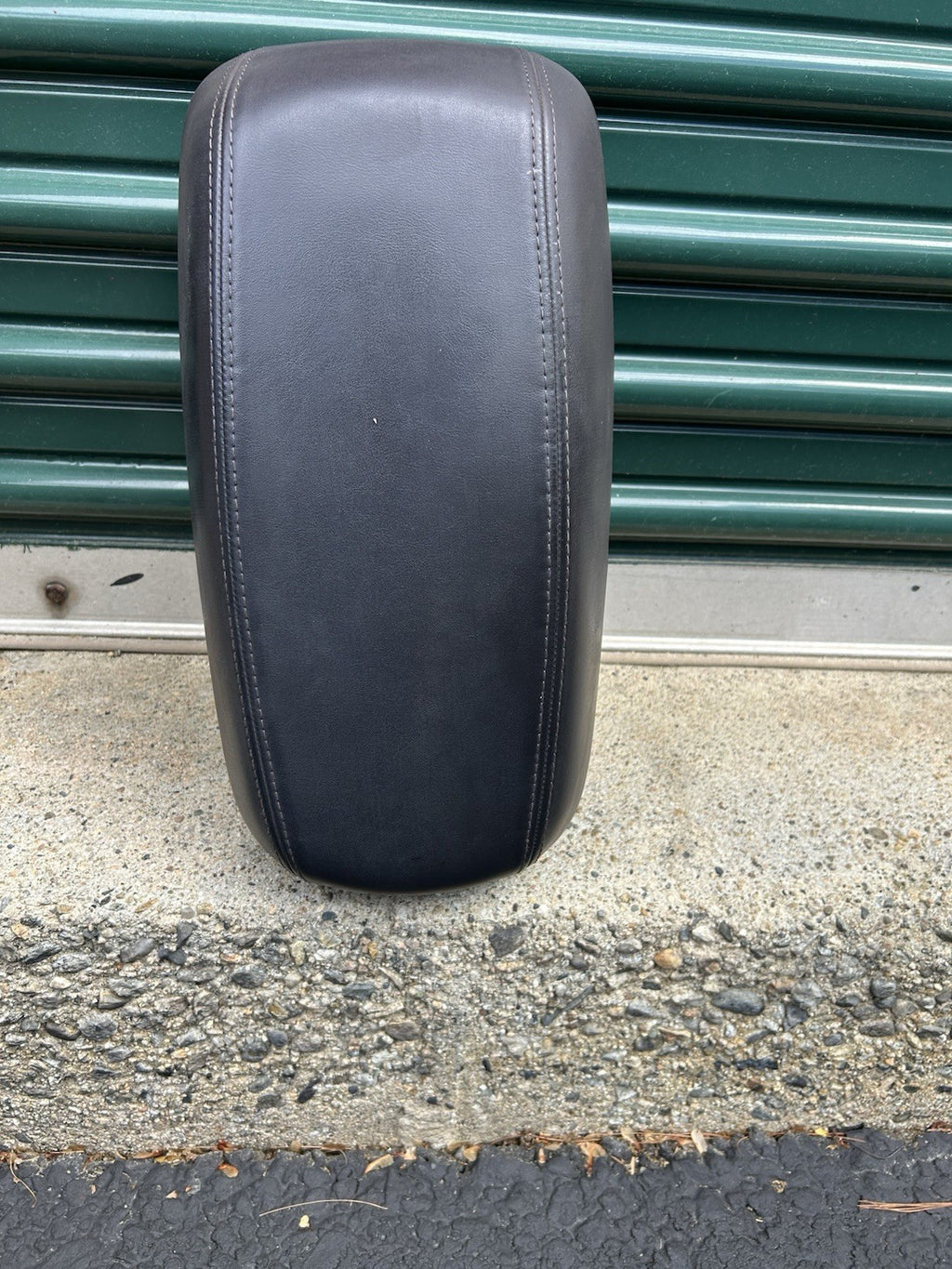 2011 Hyundai Tucson OEM CENTER CONSOLE ARMREST COVER LID BROWN