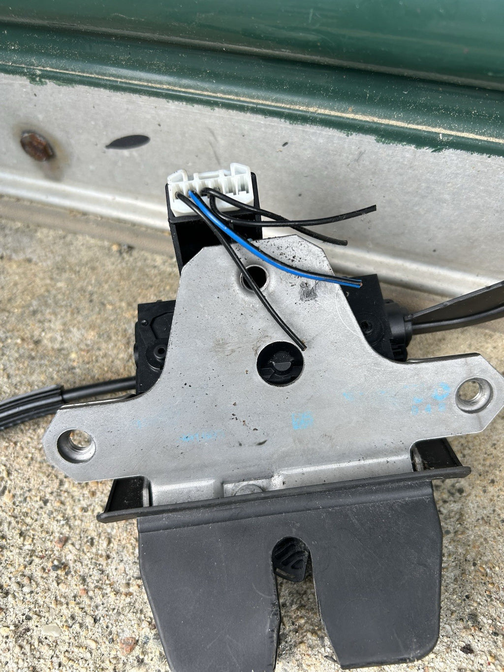 07 - 16 VOLVO S80 REAR TRUNK LOCK RELEASE LATCH ACTUATOR