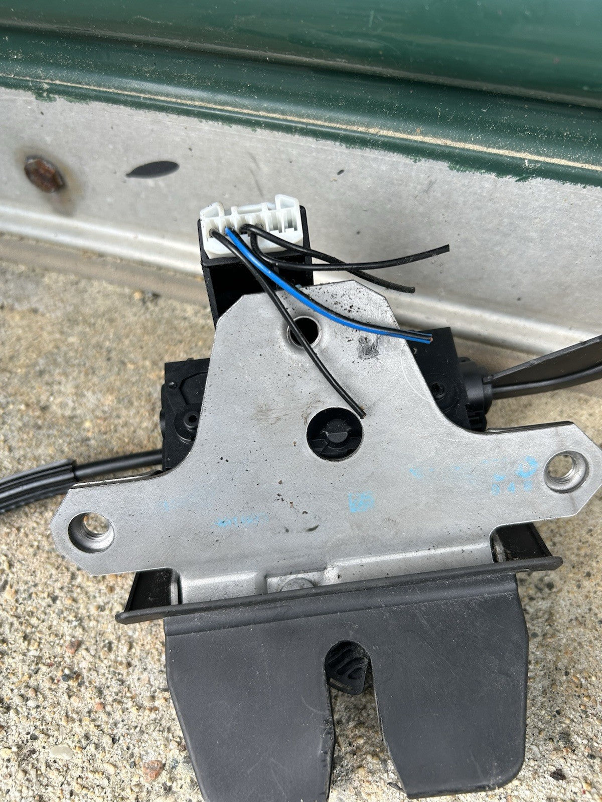 07 - 16 VOLVO S80 REAR TRUNK LOCK RELEASE LATCH ACTUATOR