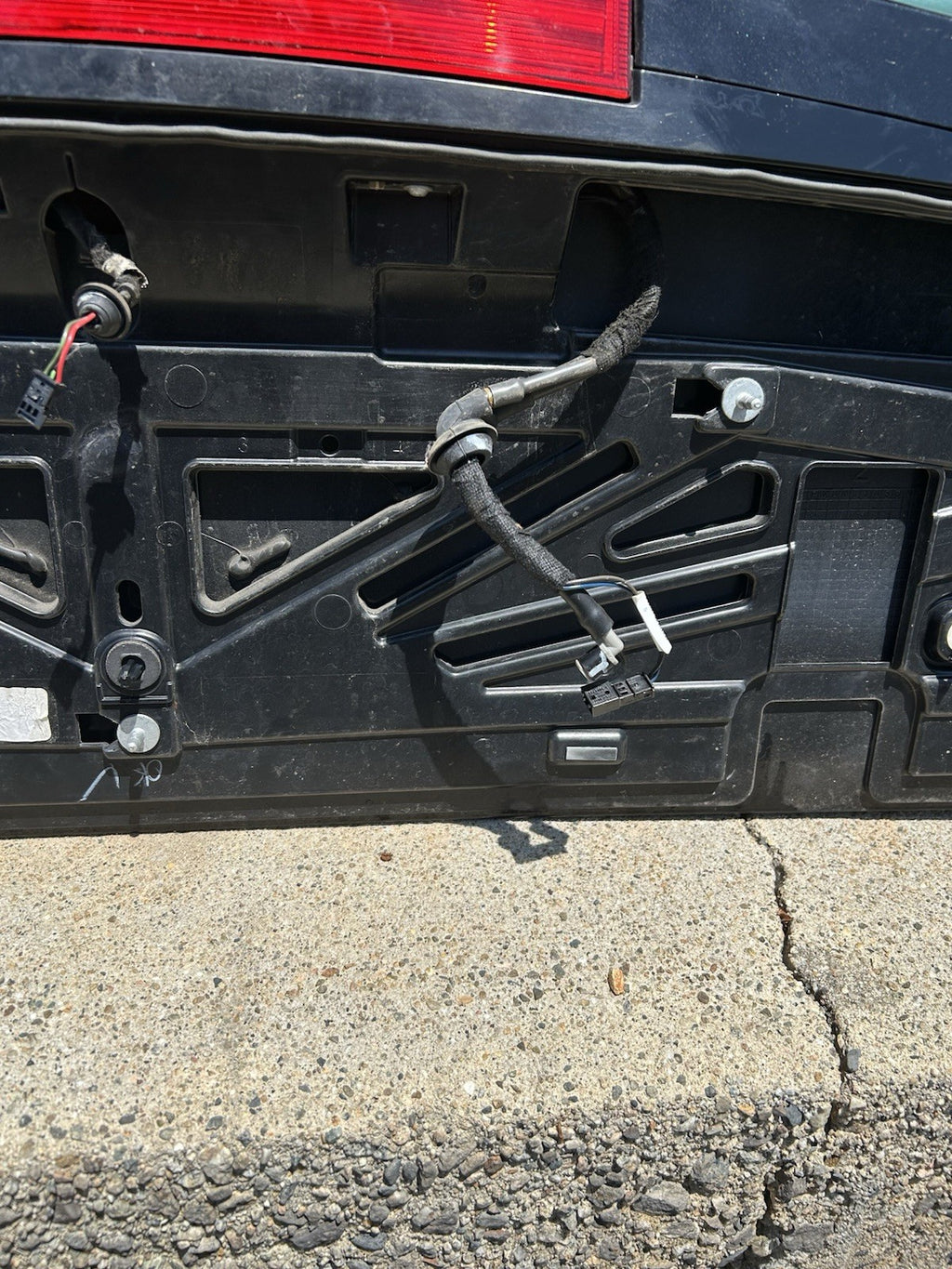 2014–2018 BMW X5 F15 Tailgate Spoiler w/ 3rd Brake Light OEM – Black 475M