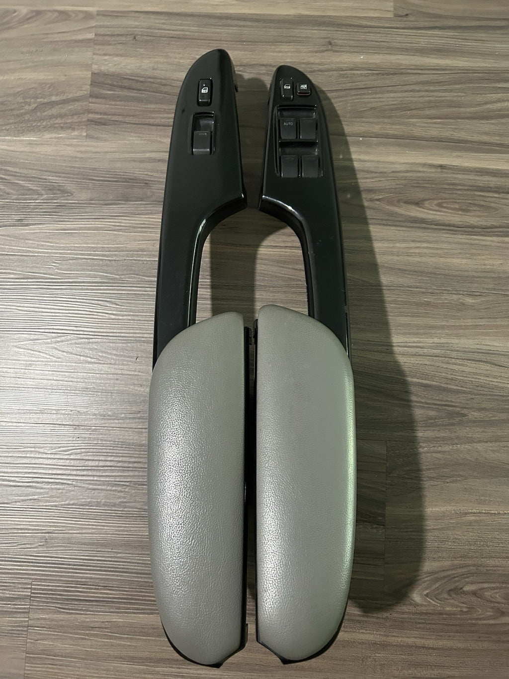 04-10  Toyota Sienna Driver Passenger Master Power Window Switch  Armrest Set