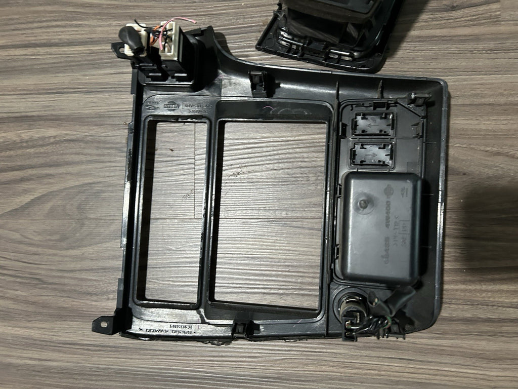 01-04 Nissan Pathfinder BLACK Center Dash Radio Bezel Trim Panel Vents Clock OEM