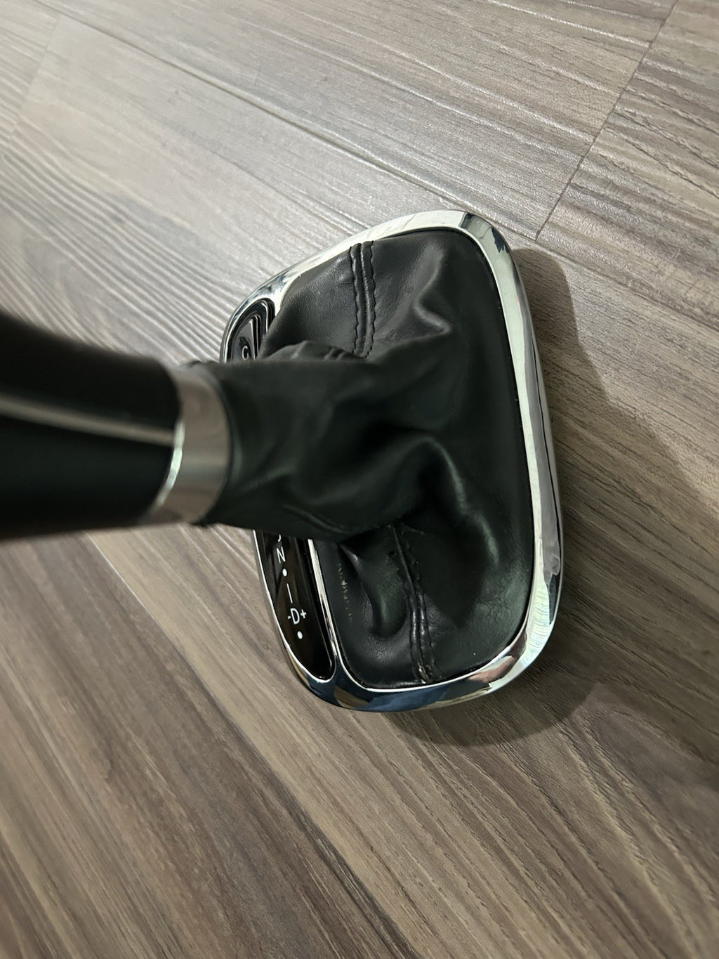 01-09 Mercedes W203 W209 C  CLK550 Gear Shifter Knob Boot Key Less Go OEM