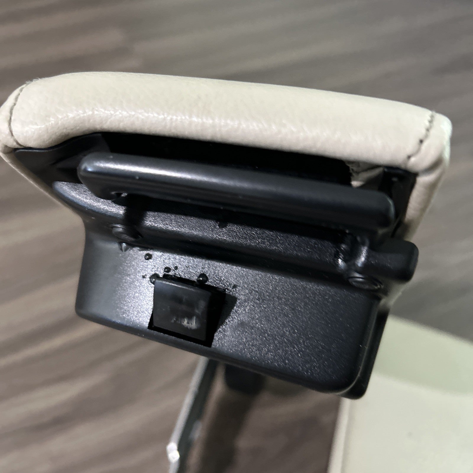 2011-2018 Volkswagen Touareg CENTER CONSOLE LID ARM REST DUAL MIDDLE OEM LEATHER