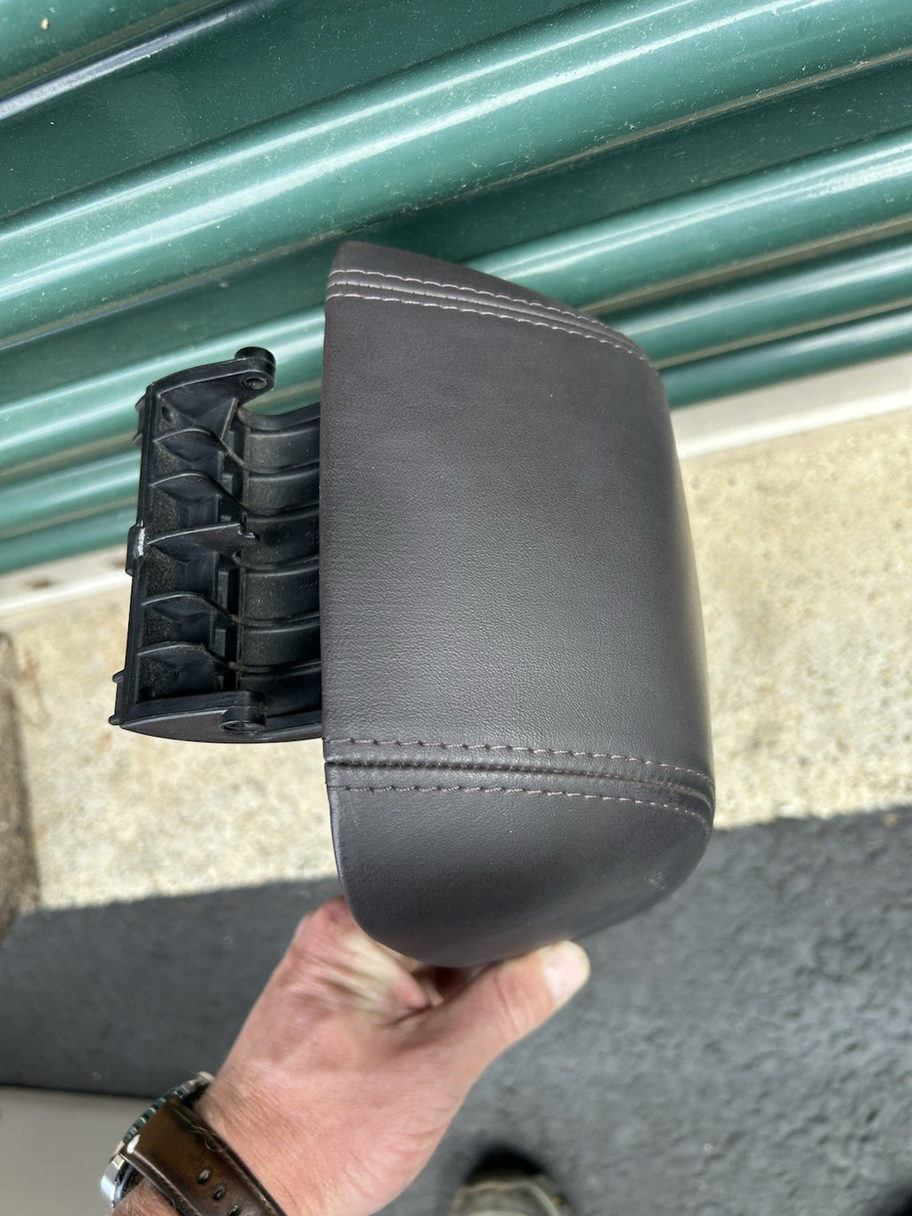 2011 Hyundai Tucson OEM CENTER CONSOLE ARMREST COVER LID BROWN