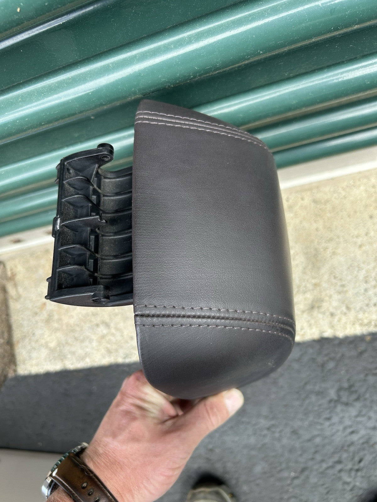 2011 Hyundai Tucson OEM CENTER CONSOLE ARMREST COVER LID BROWN