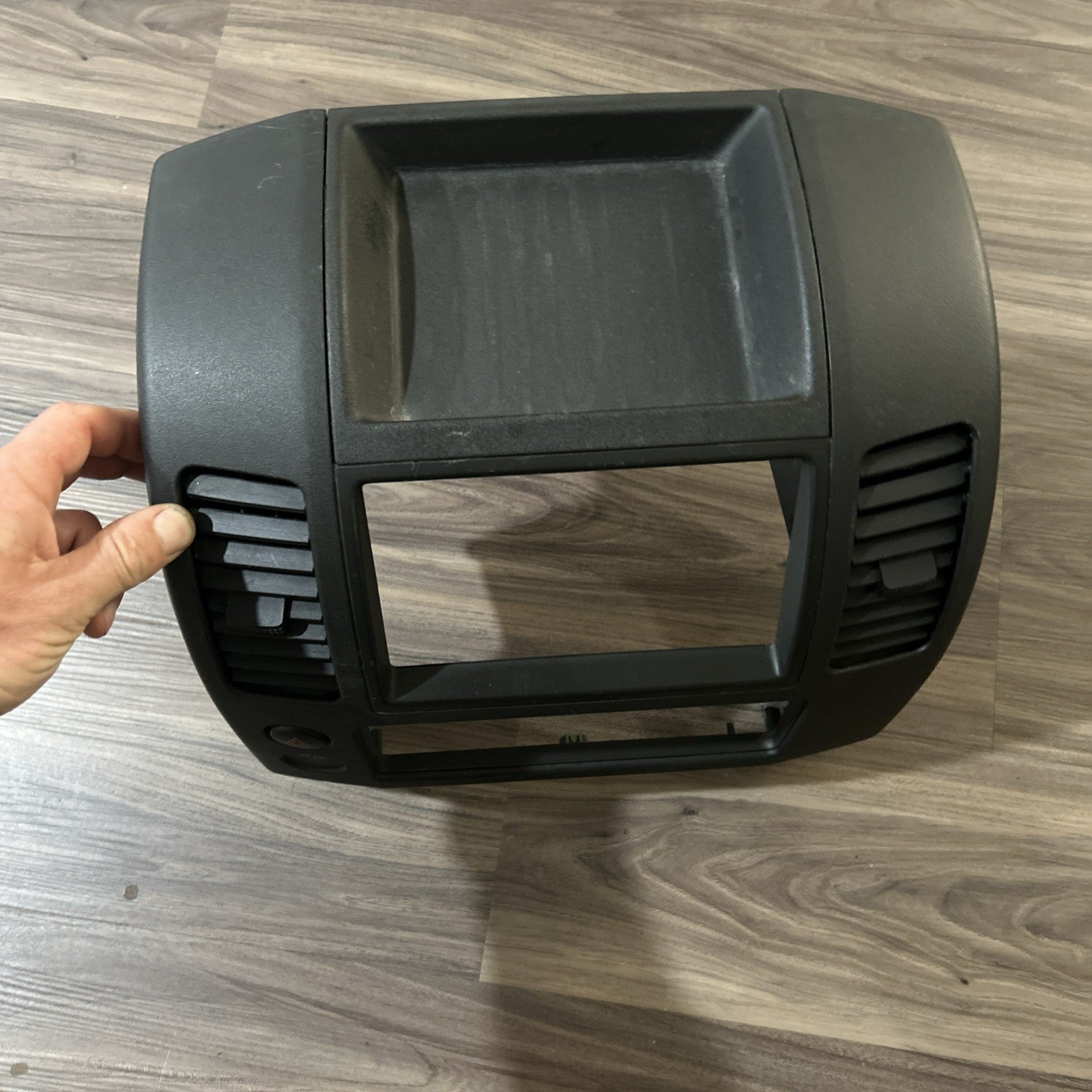 05-12 Nissan Xterra Pathfinder frontier Center Dash Radio bezel vent Console OEM