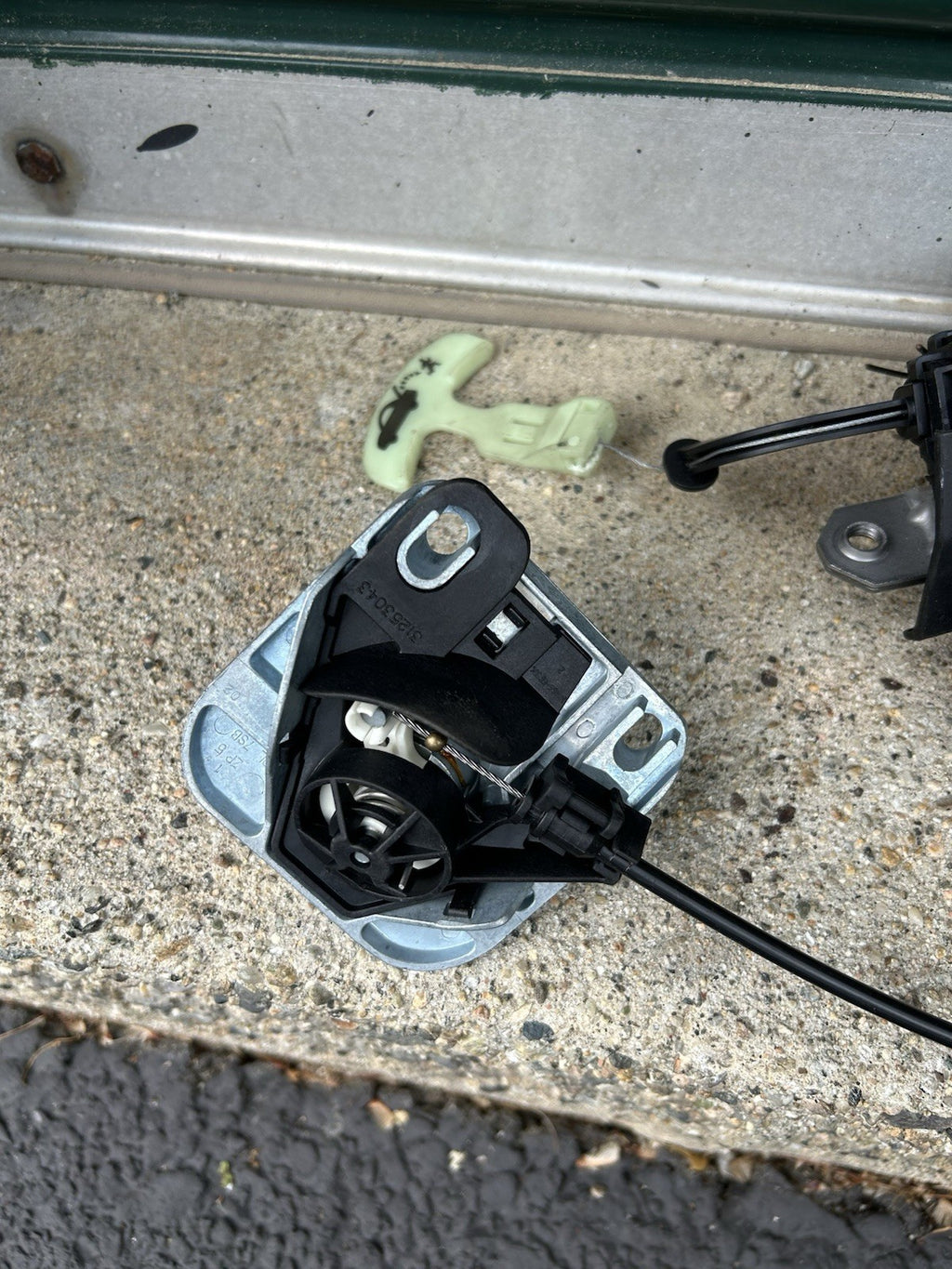 07 - 16 VOLVO S80 REAR TRUNK LOCK RELEASE LATCH ACTUATOR