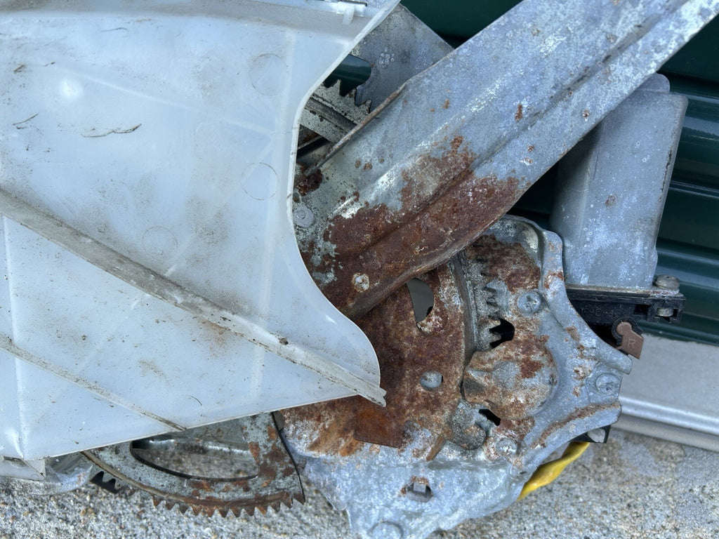 2001-07 TOYOTA SEQUOIA REAR BACK HATCH LIFTGATE WINDOW REGULATOR MOTOR OEM