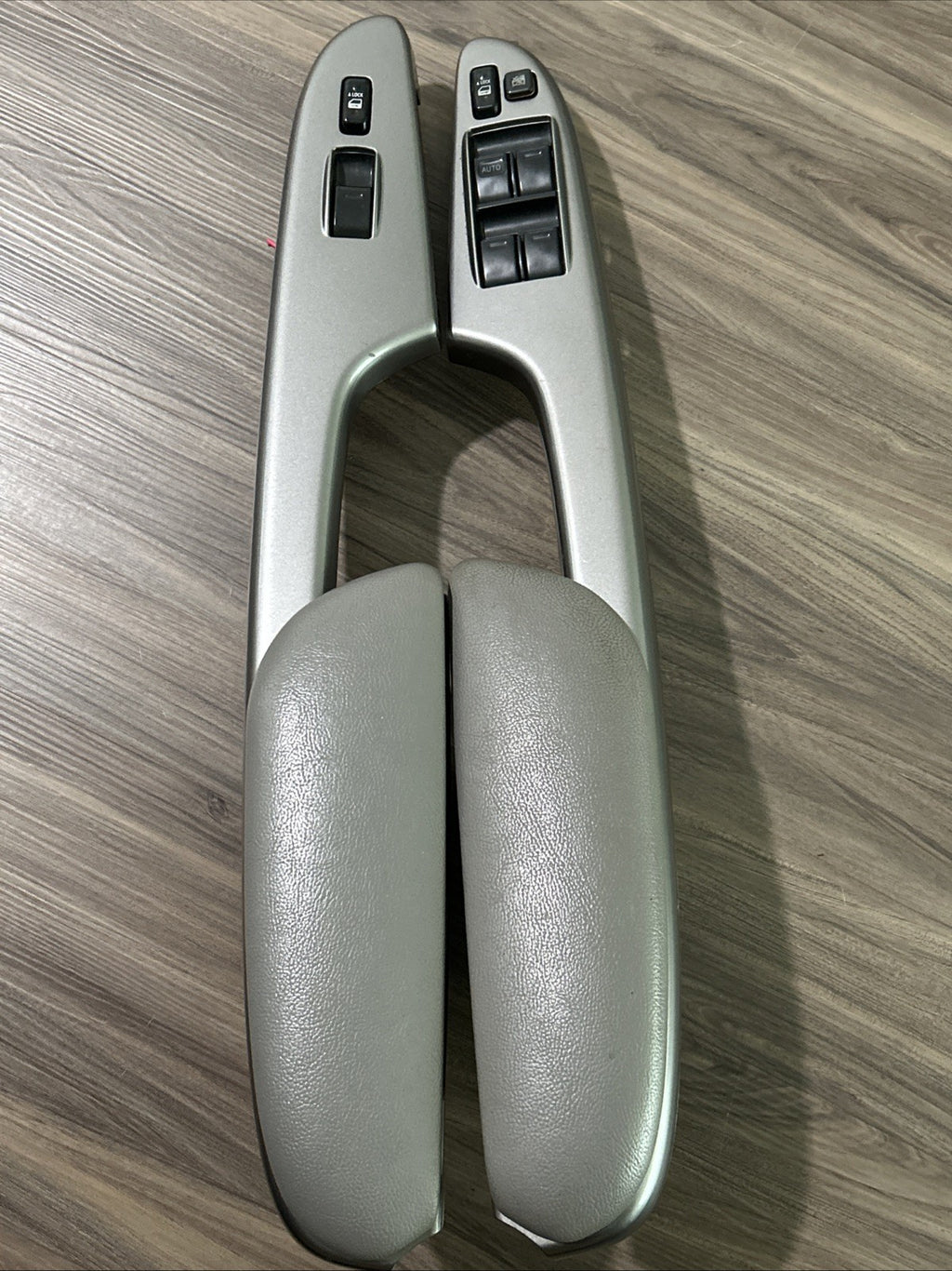 04-10  Toyota Sienna Driver Passenger Master Power Window Switch  Armrest Set