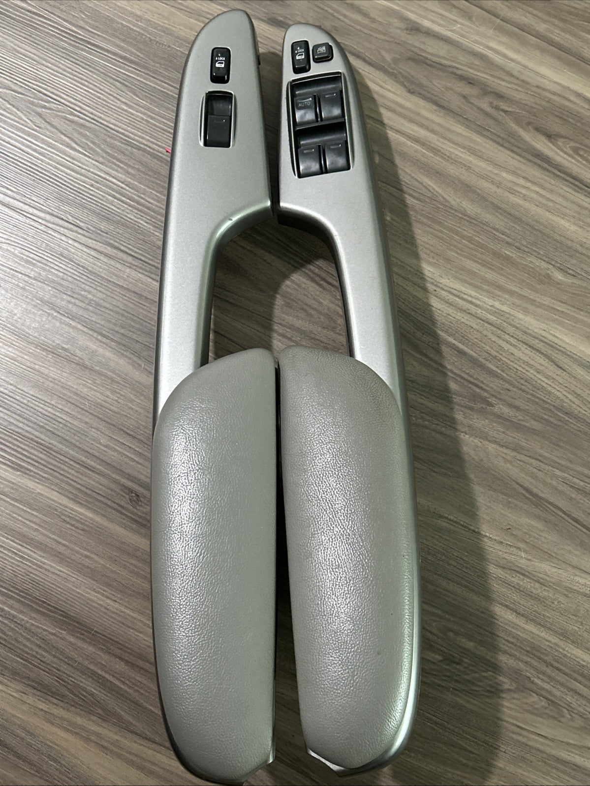 04-10  Toyota Sienna Driver Passenger Master Power Window Switch  Armrest Set