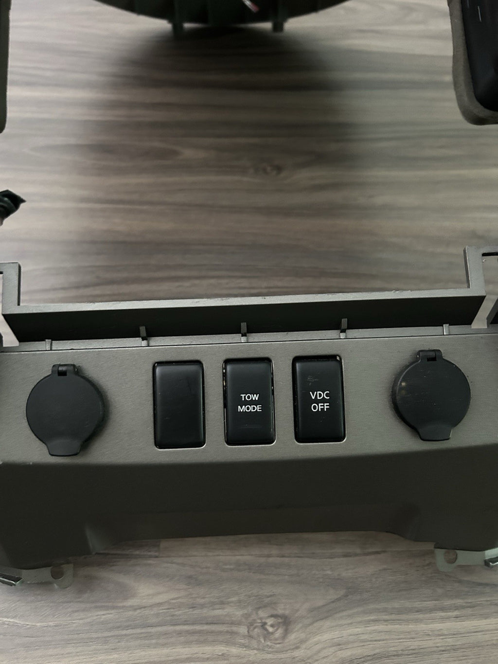 04-07 Nissan Titan Armada Center Dash Radio AC Climate Surround Bezel Trim Taupe