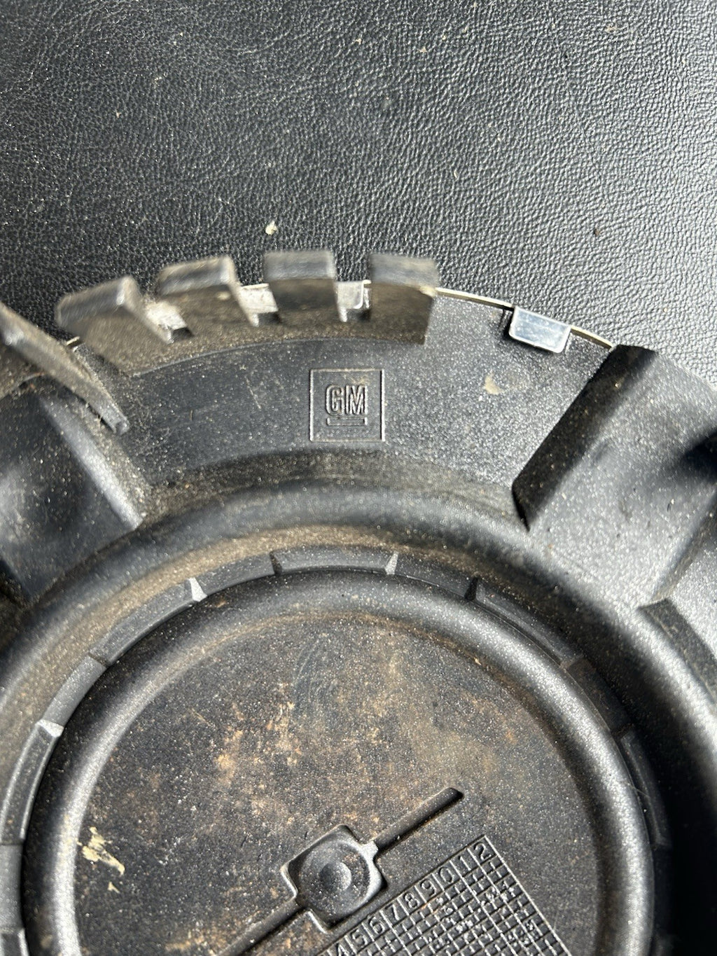 2008-2009 TAHOE Silverado Avalanche Suburban Center Cap Wheel Rim 9879561