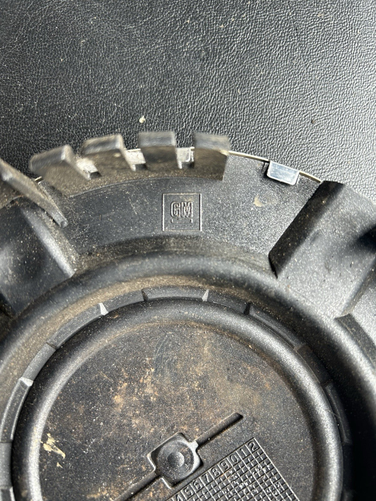 2008-2009 TAHOE Silverado Avalanche Suburban Center Cap Wheel Rim 9879561