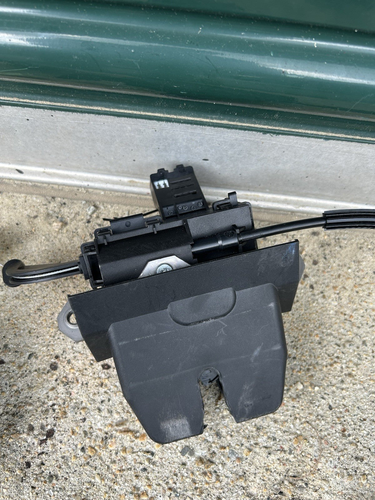 07 - 16 VOLVO S80 REAR TRUNK LOCK RELEASE LATCH ACTUATOR