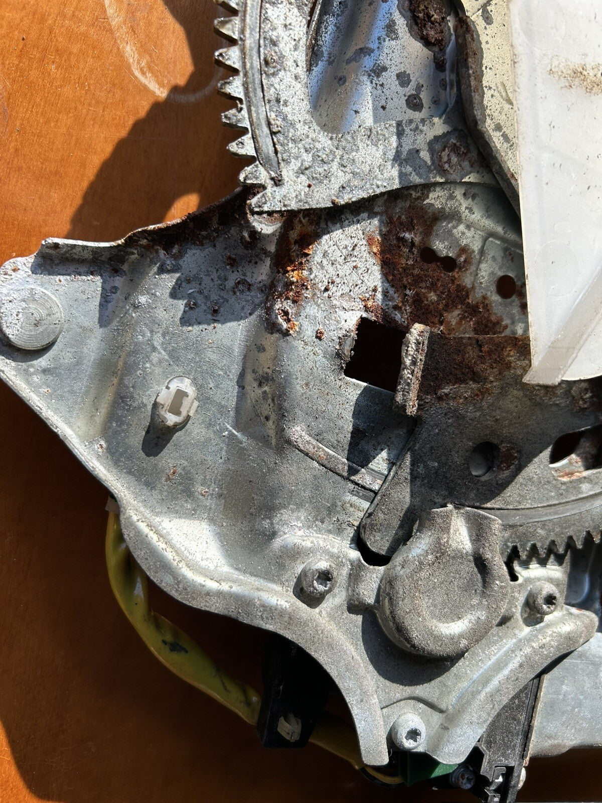 2001-2007 TOYOTA SEQUOIA REAR BACK HATCH LIFTGATE WINDOW REGULATOR MOTOR