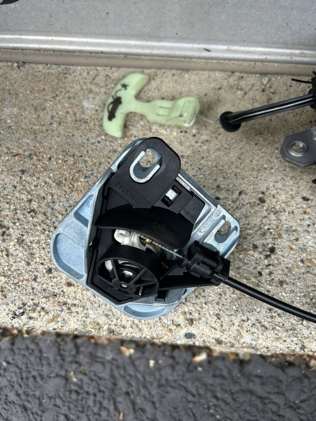 07 - 16 VOLVO S80 REAR TRUNK LOCK RELEASE LATCH ACTUATOR