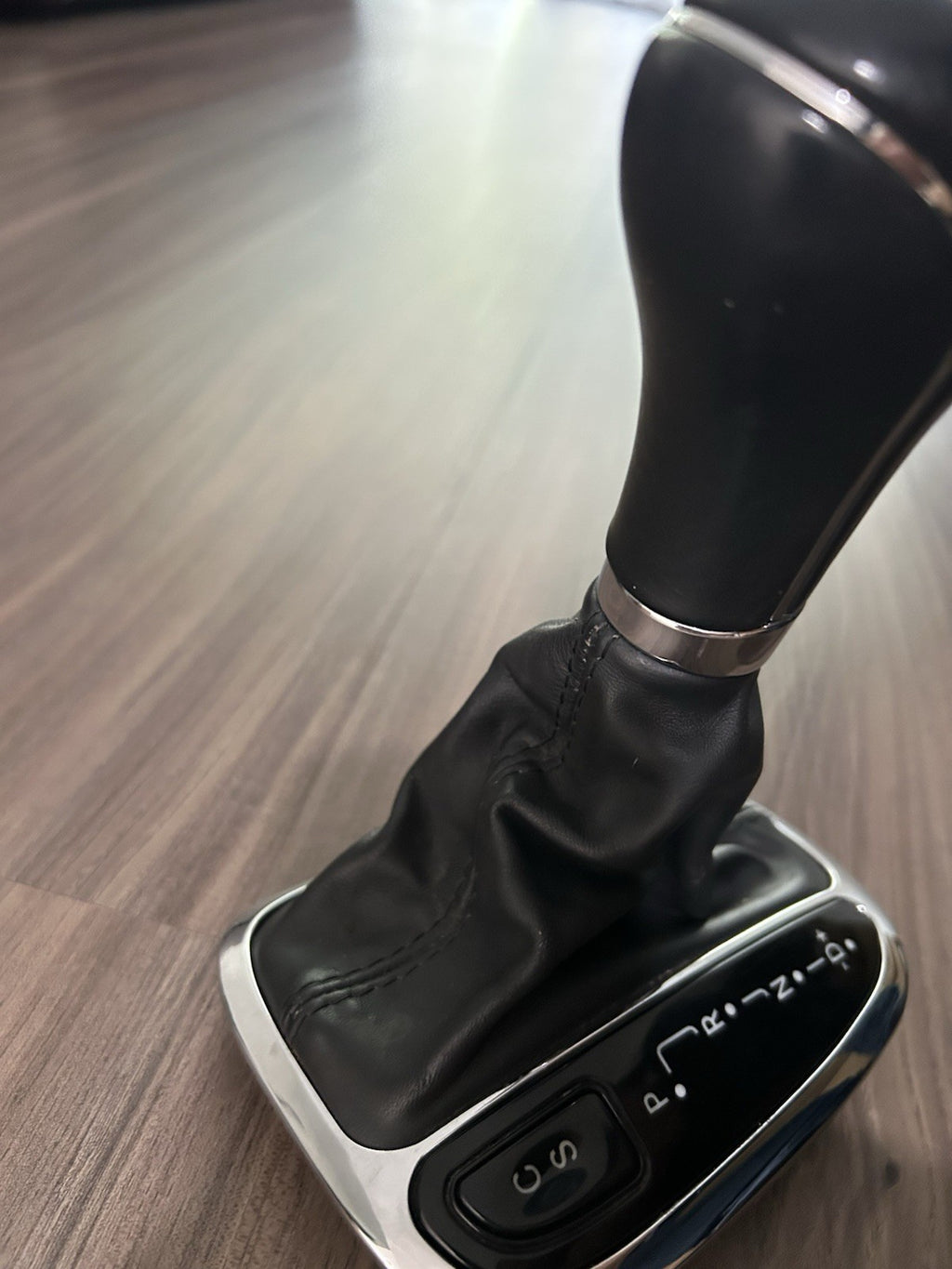 01-09 Mercedes W203 W209 C  CLK550 Gear Shifter Knob Boot Key Less Go OEM