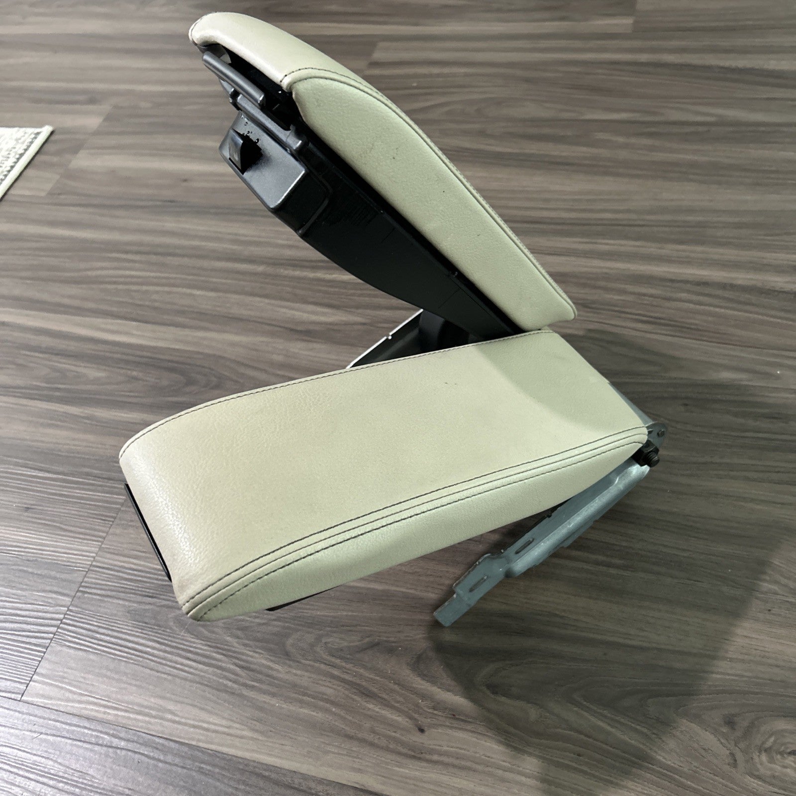 2011-2018 Volkswagen Touareg CENTER CONSOLE LID ARM REST DUAL MIDDLE OEM LEATHER