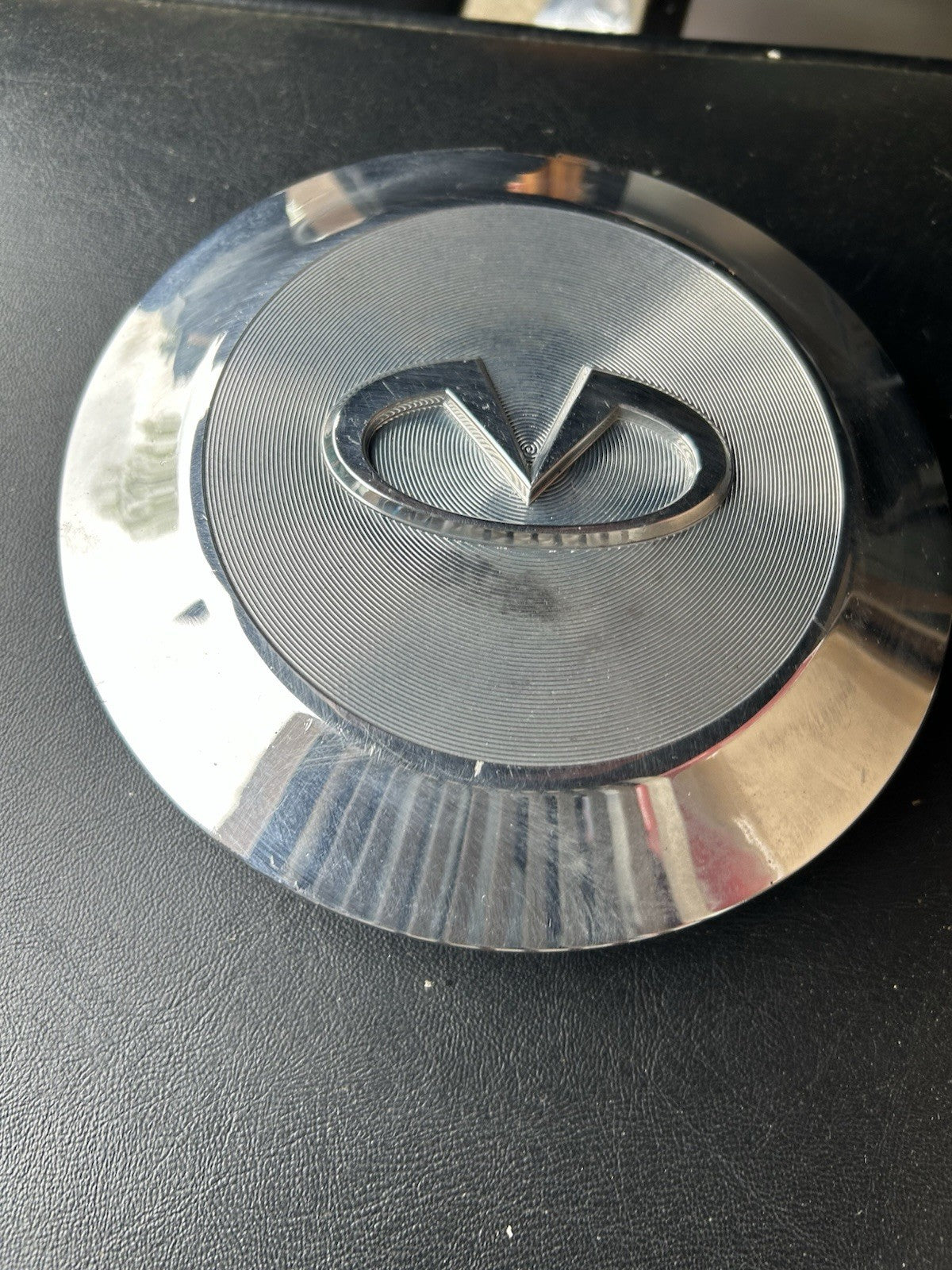 Infiniti QX56 center cap, chrome, 2004-2007 part number 40315 7S510 03