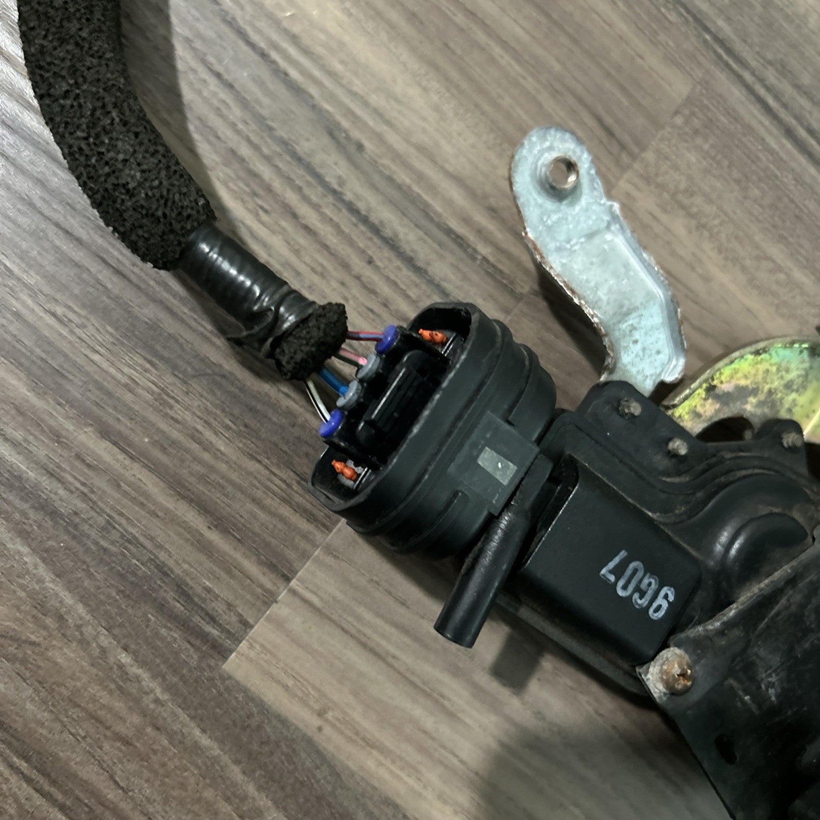 1996-1998 TOYOTA 4RUNNER DRIVER FRONT DOOR LATCH POWER ACTUATOR GENUINE OEM