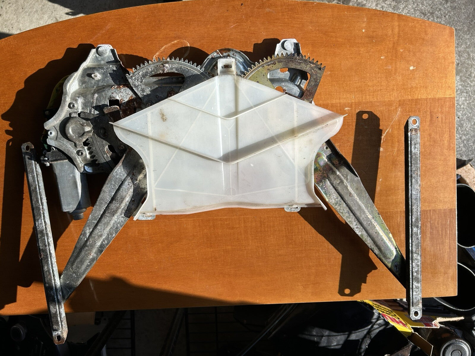 2001-2007 TOYOTA SEQUOIA REAR BACK HATCH LIFTGATE WINDOW REGULATOR MOTOR