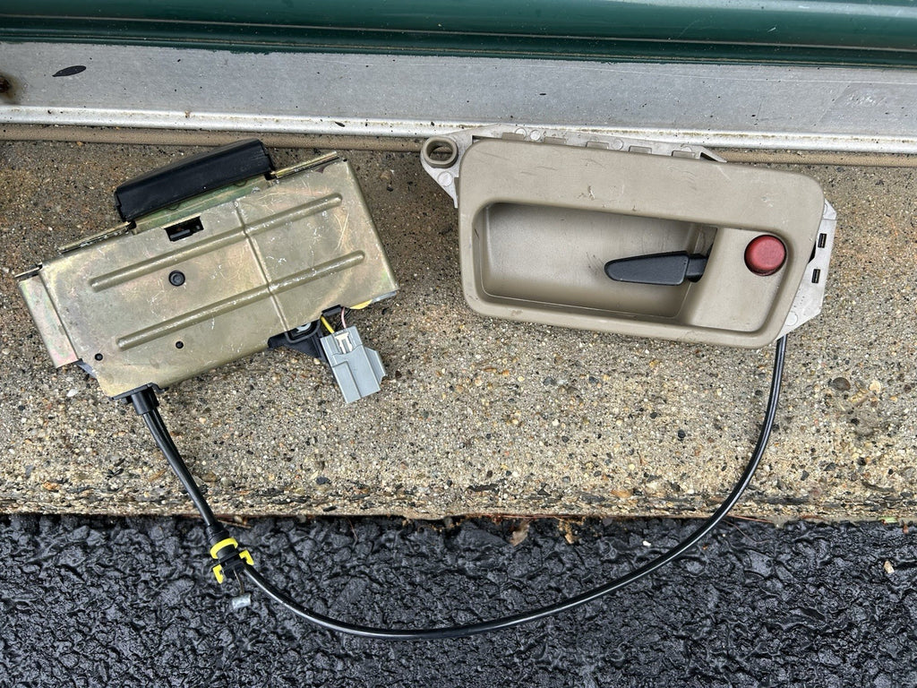 Volvo XC90 rear tailgate trunk latch lock actuator assembly OEM 03-14 third row