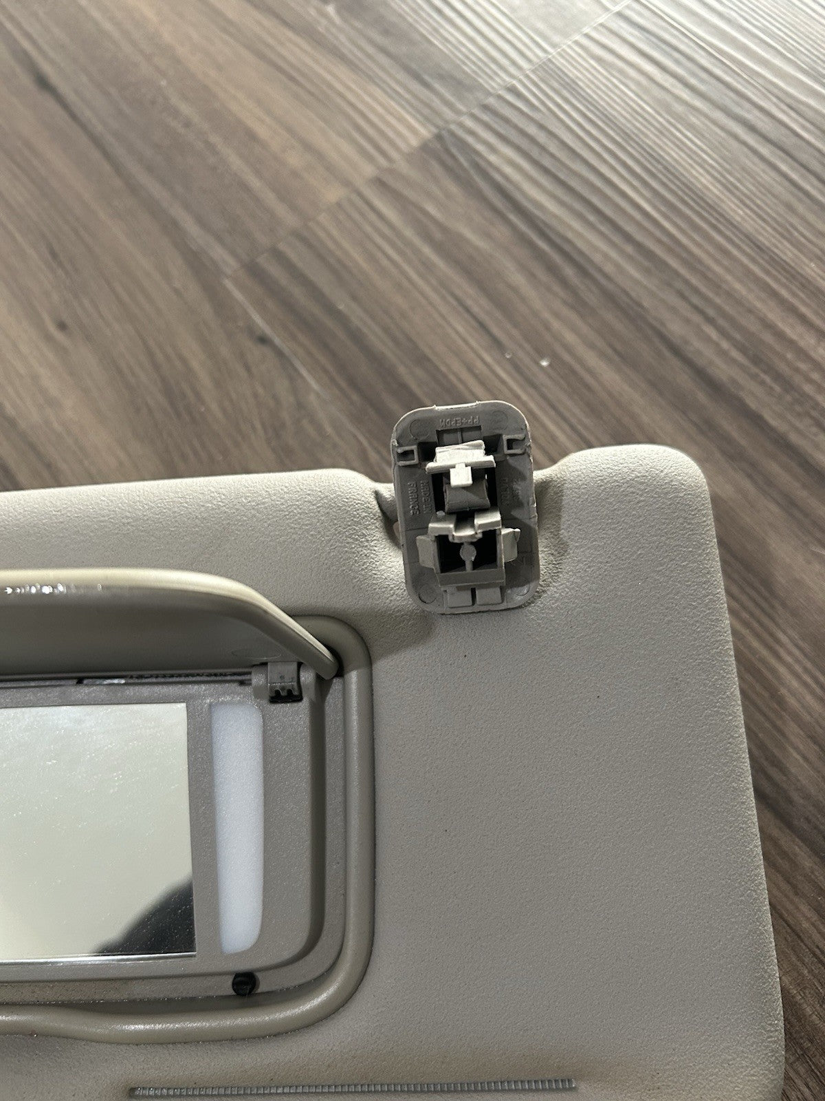 2009 Volvo C70 Left Driver Sunvisor with Homelink garage door opener Gray