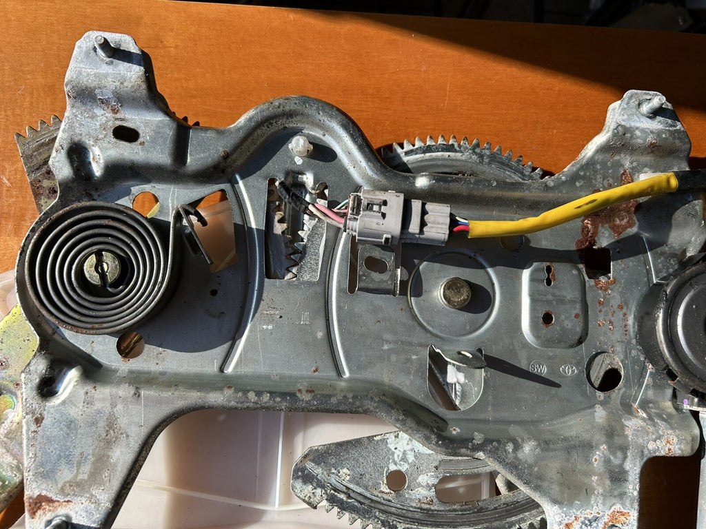 2001-2007 TOYOTA SEQUOIA REAR BACK HATCH LIFTGATE WINDOW REGULATOR MOTOR