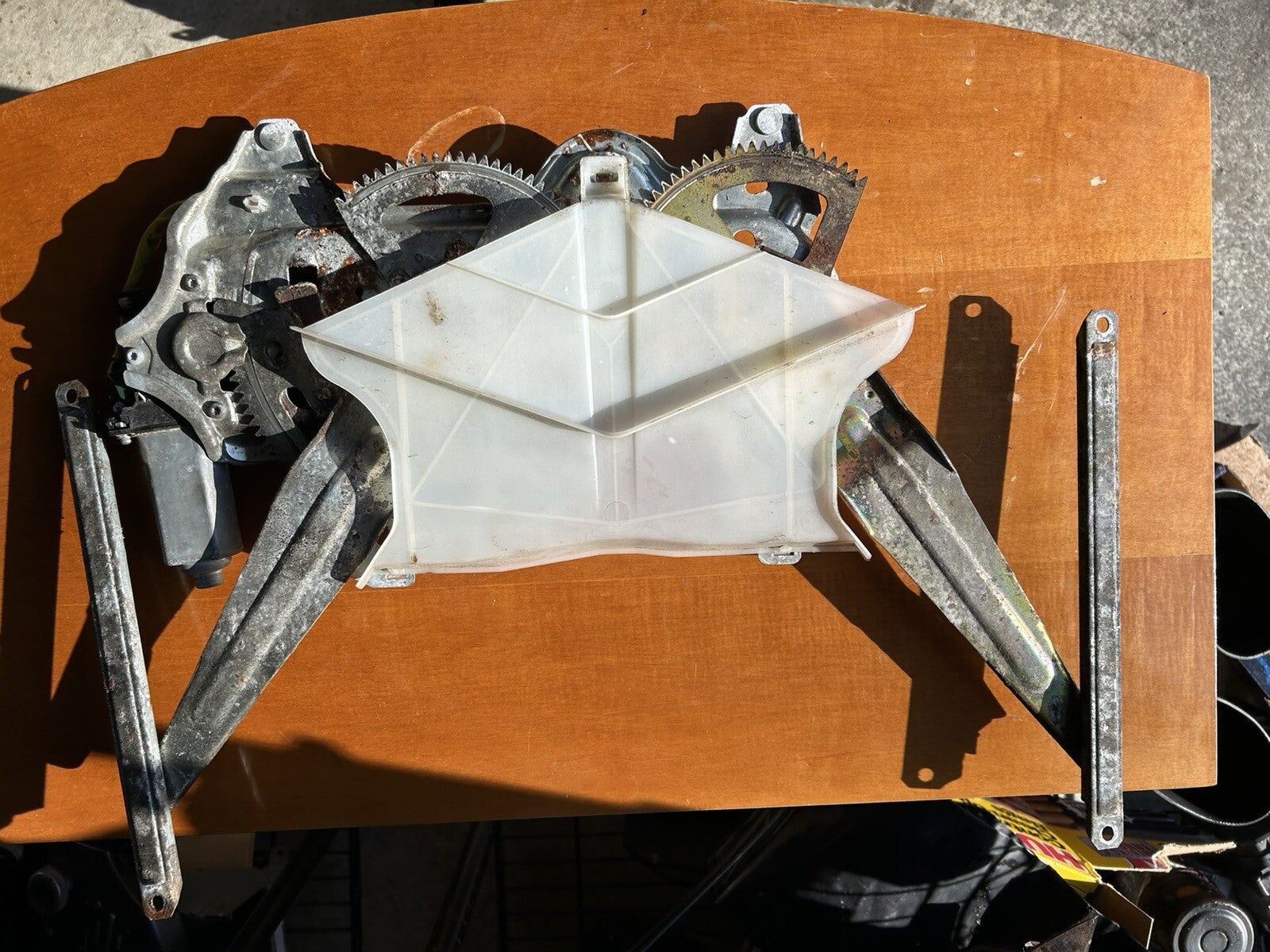 2001-2007 TOYOTA SEQUOIA REAR BACK HATCH LIFTGATE WINDOW REGULATOR MOTOR